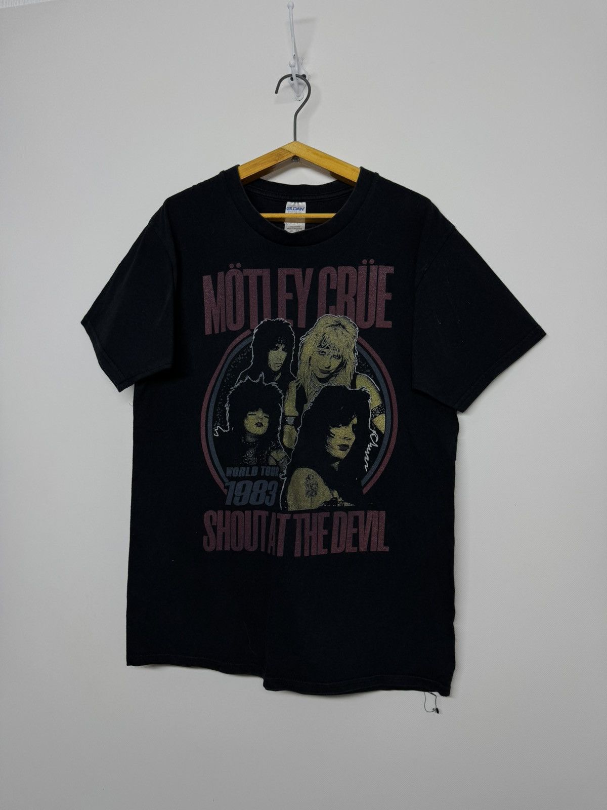 Gildan Vintage Motley Crue Shout At The Devil Rock Band T-Shirt Size US M / EU 48-50 / 2 - 3 Thumbnail