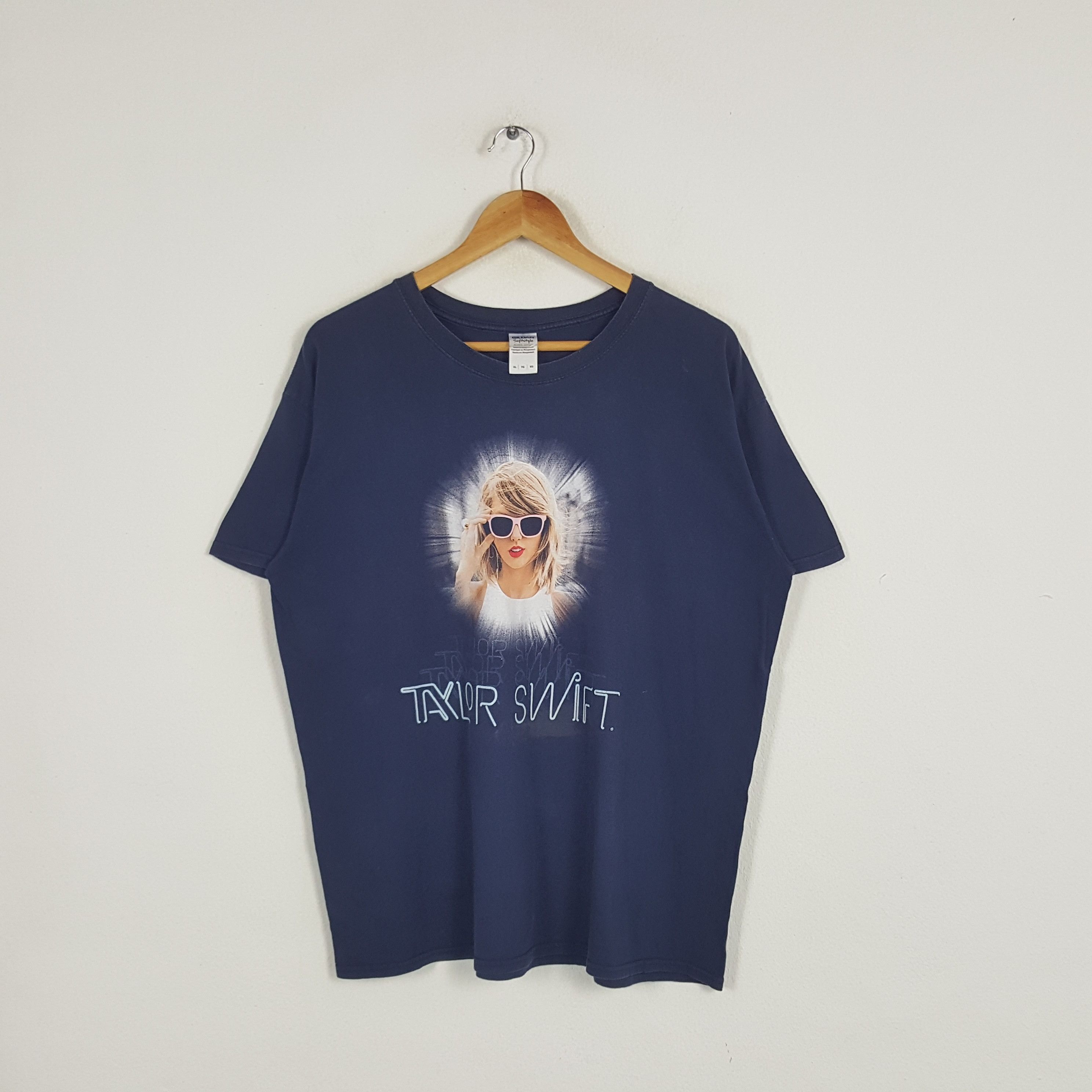Band Tees × Vintage Vintage Taylor Swift American Singer Songwriter Tour Tshirt Size US XL / EU 56 / 4 - 1 Thumbnail