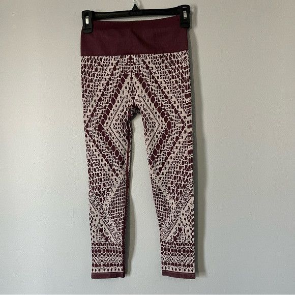 Fabletics Fabletics high waisted seamless lace Capri Size xs NWT Size 25" / US 0 / IT 36 - 4 Thumbnail