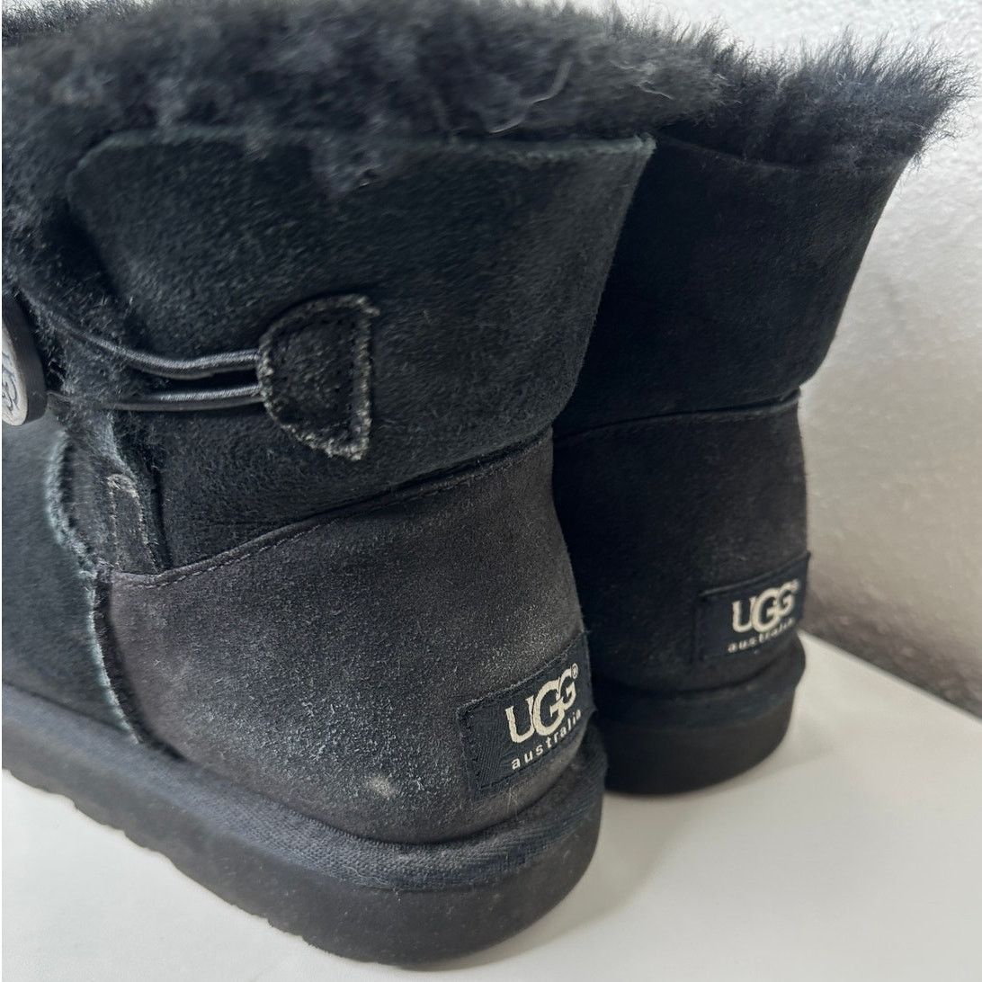 Ugg UGG Black Suede Furry Mini Bailey Button Ankle Boot 6 Size US 6 / IT 36 - 11 Thumbnail
