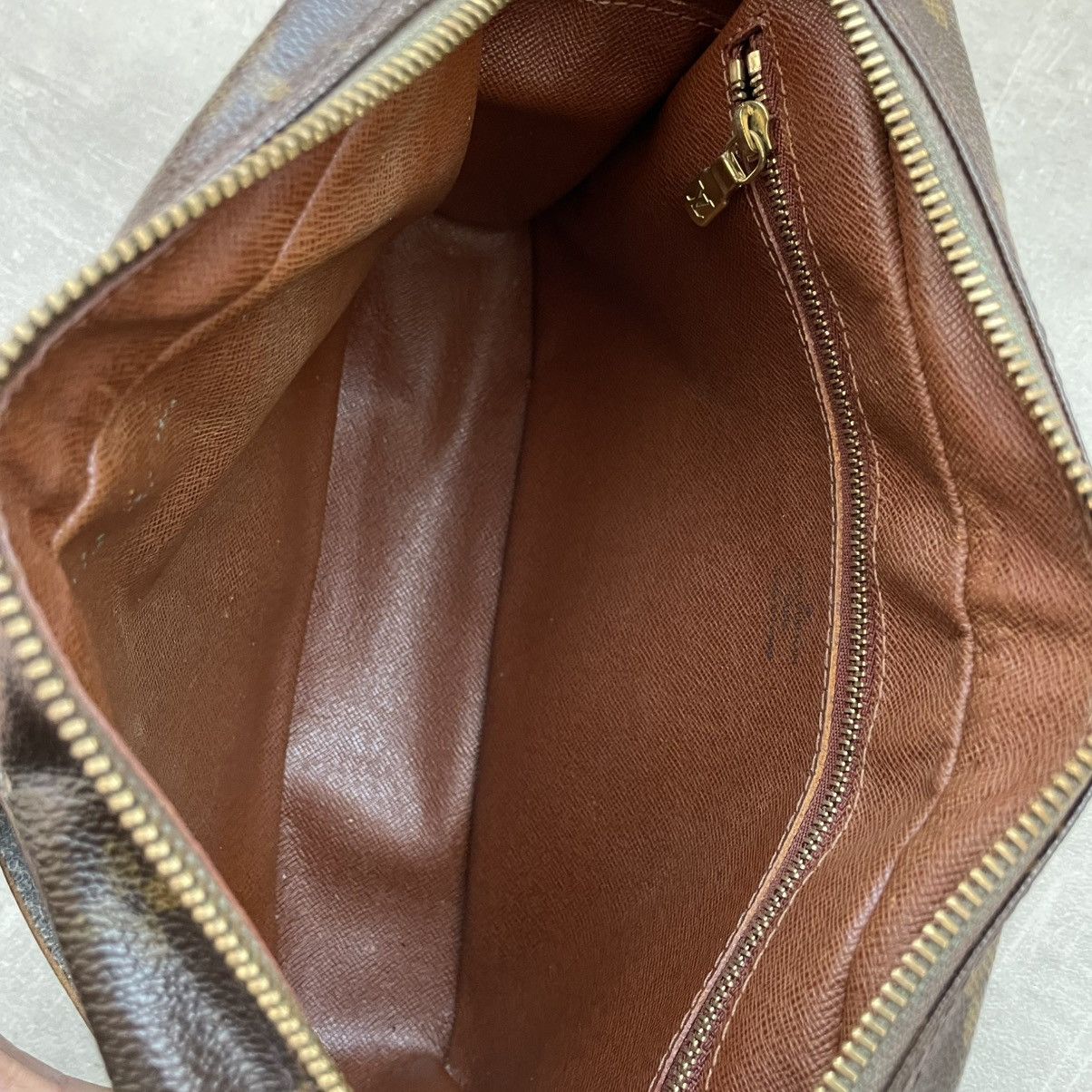 Designer × Louis Vuitton × Vintage Louis Vuitton Trocadero 23 Monogram Crossbody Celebrity Worn Size ONE SIZE - 4 Thumbnail