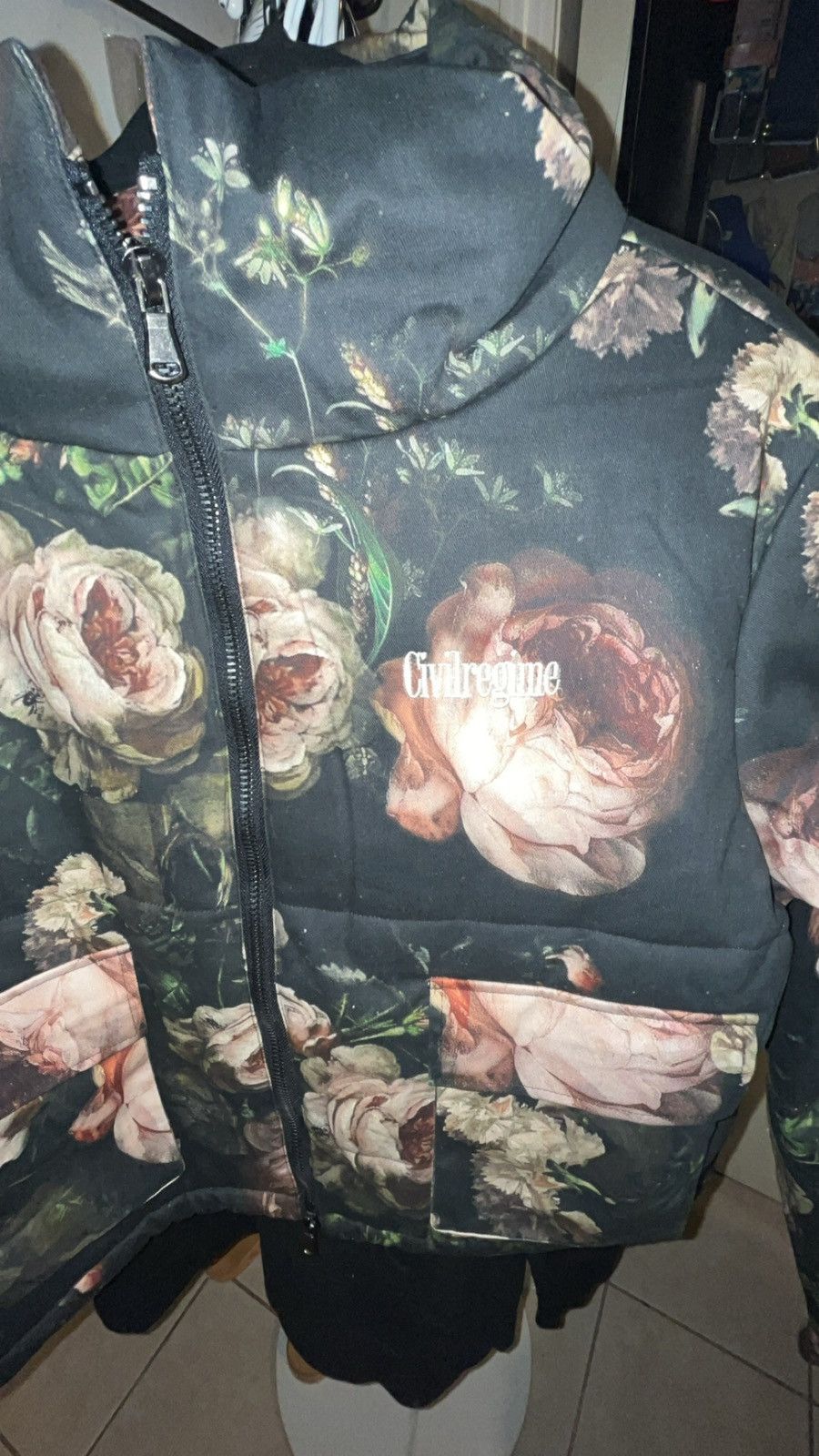 Civil Regime × Designer CIVIL REGIME FLORAL CROPPED PUFFER JACKET IN FLORAL PRINT Size US L / EU 52-54 / 3 - 10 Thumbnail
