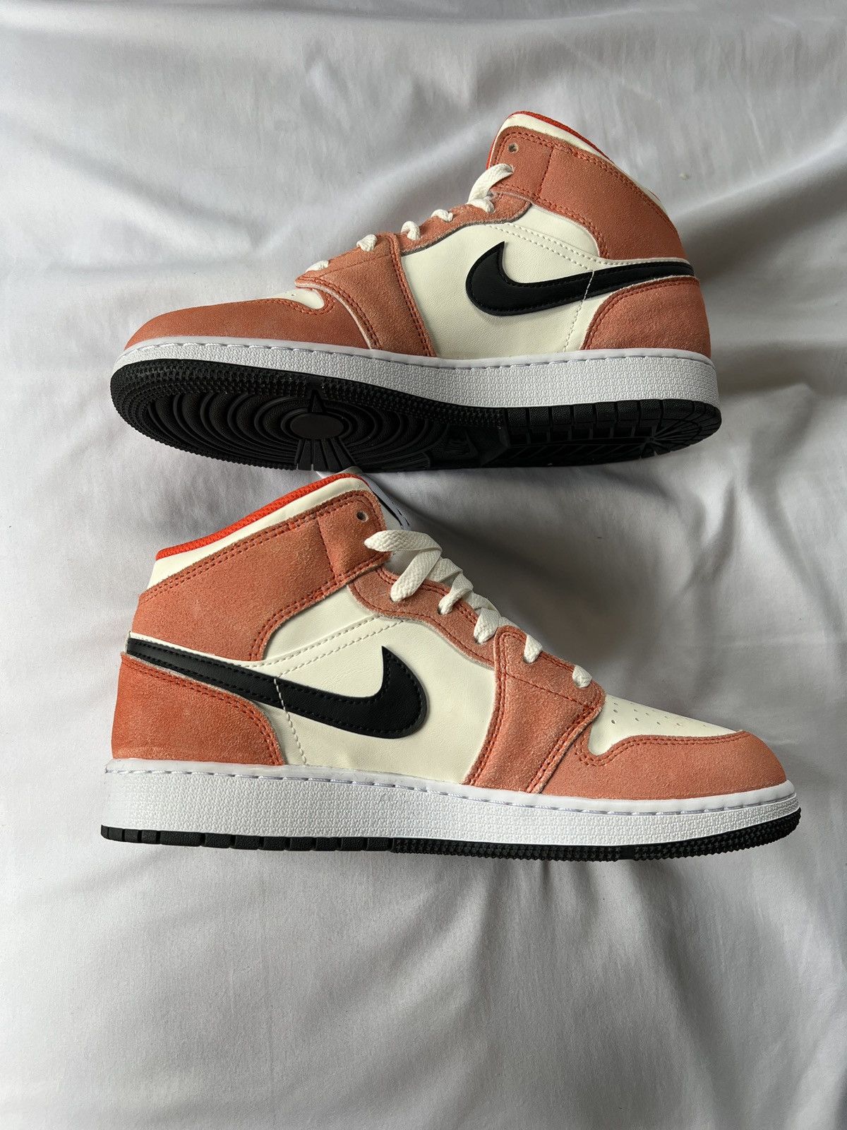 Jordan Brand AIR JORDAN 1 MID SE (GS) Size US 7 / EU 40 - 2 Thumbnail