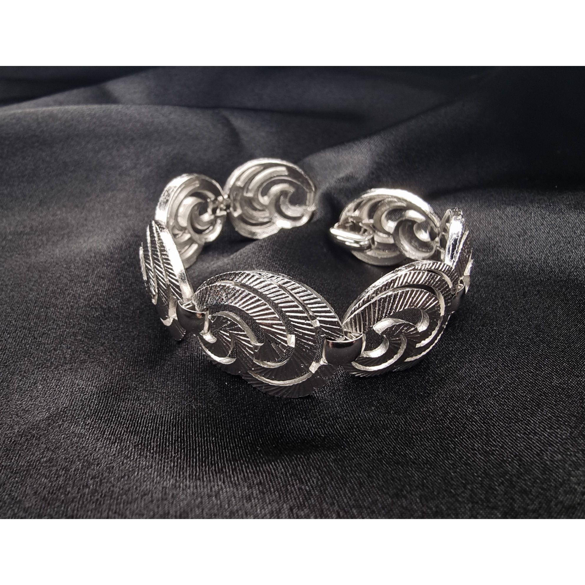 Vintage Rare Find Vintage TRIFARI Signed 1960s Silver-Tone Swirl Lin Size ONE SIZE - 4 Thumbnail