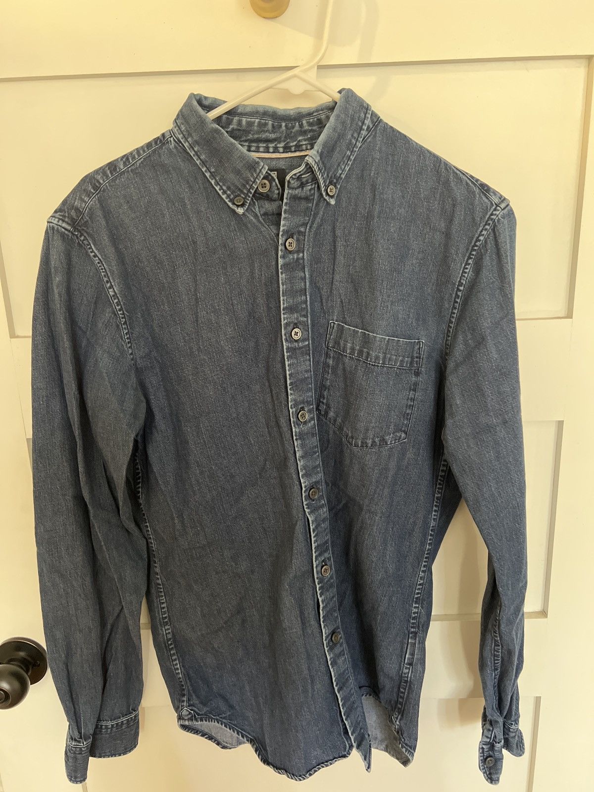 Uniqlo Size Small Uniqlo Denim Long Sleeve Button Down Size US S / EU 44-46 / 1 - 1 Thumbnail