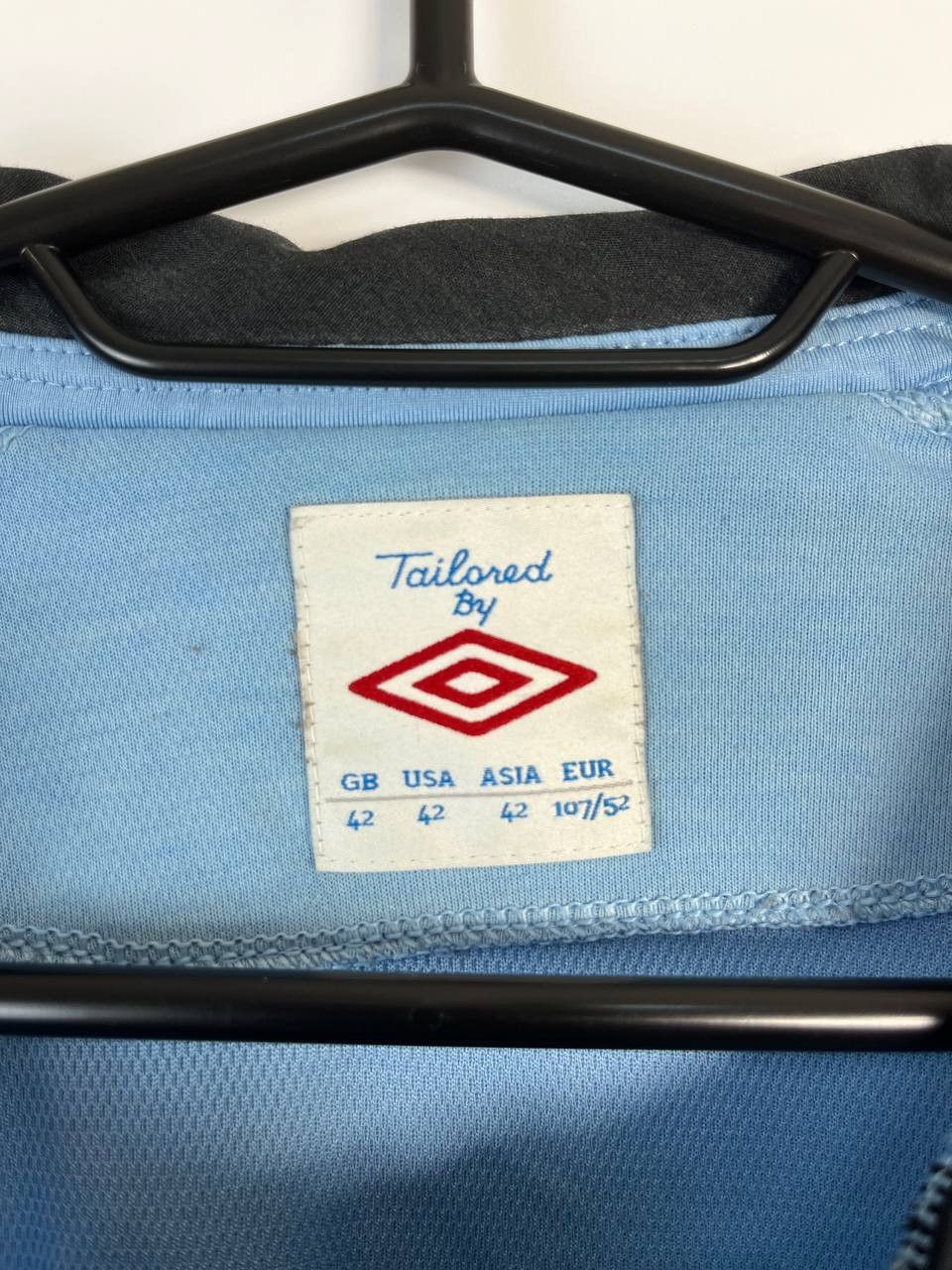 Umbro MANCHESTER CITY 2010 2011 HOME SHIRT FOOTBALL UMBROSIZE L Size US L / EU 52-54 / 3 - 3 Thumbnail