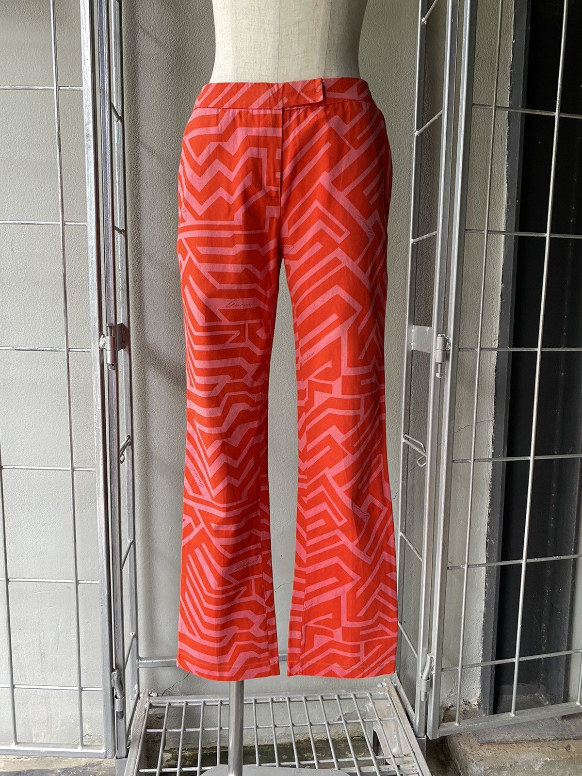 Gucci Gucci red casual pants with pink geometric pattern Size 27" / US 4 / IT 40 - 1 Thumbnail