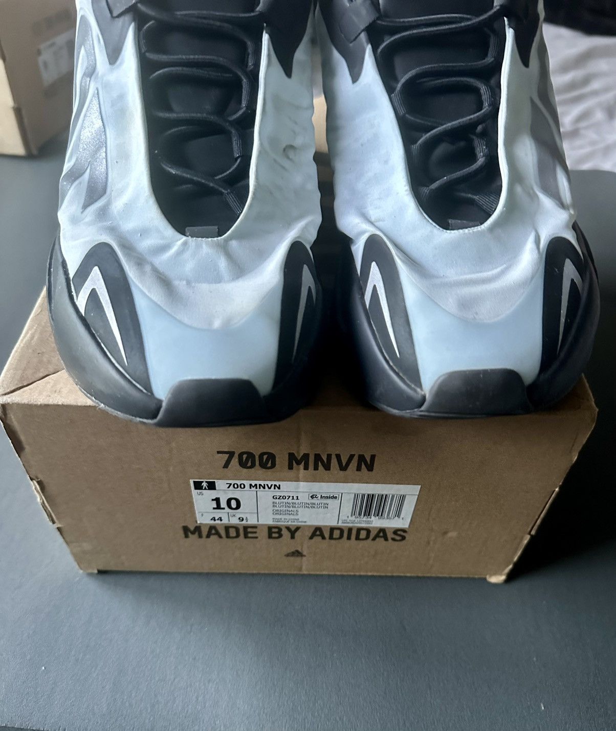 Yeezy 700 MNVN light blue (blutin)