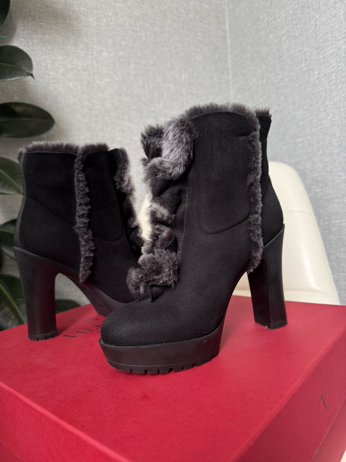 Valentino Valentino Garavani Black Suede Shearling Platform Ankle Boot Size US 7 / IT 37 - 13 Thumbnail
