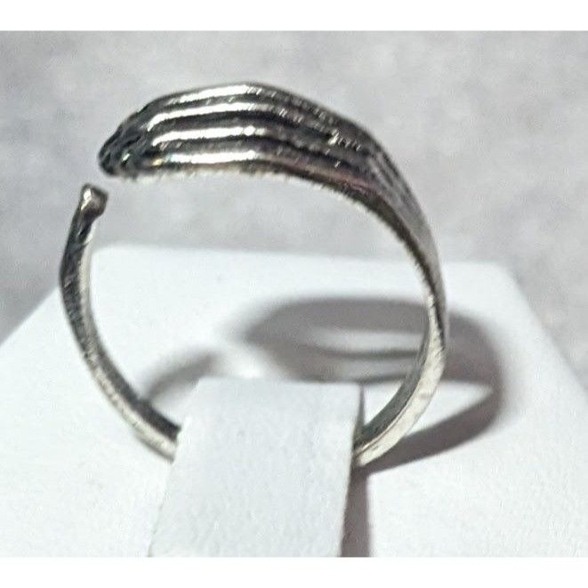 Other Gothic Skeleton Hand Silver Tone Fashion Ring Size 5 1/2 Size ONE SIZE - 11 Thumbnail