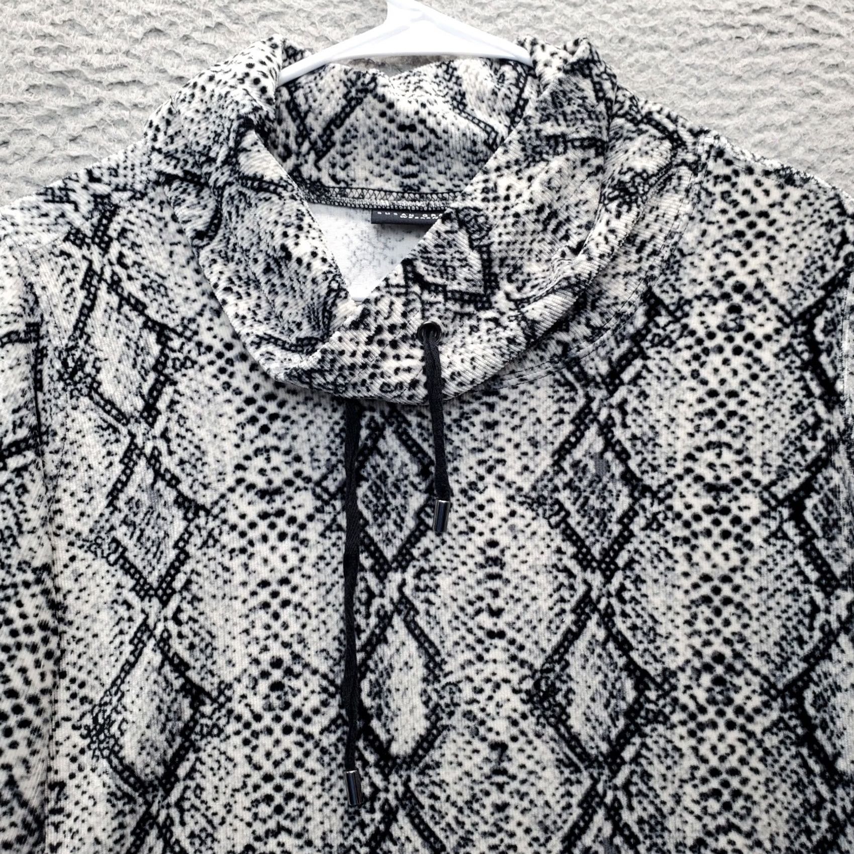 Vintage Susan Graver Weekend Tunic Top Womens PM Multi Snake Print Cowl Neck Knotted? Size M / US 6-8 / IT 42-44 - 3 Thumbnail