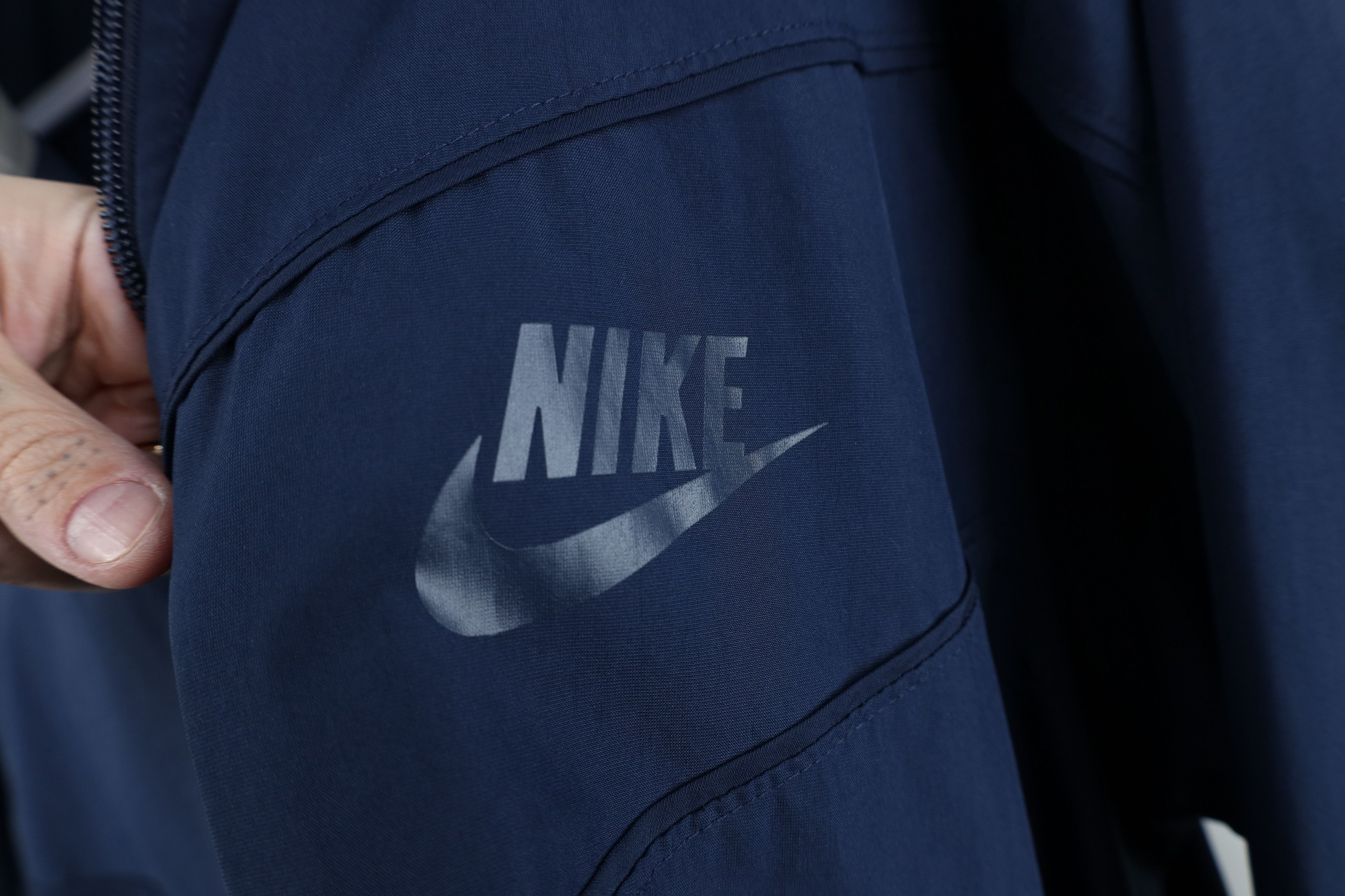 Nike Vintage Y2K Nike Sportswear Swoosh Lined Windbreaker Jacket Size US L / EU 52-54 / 3 - 4 Thumbnail