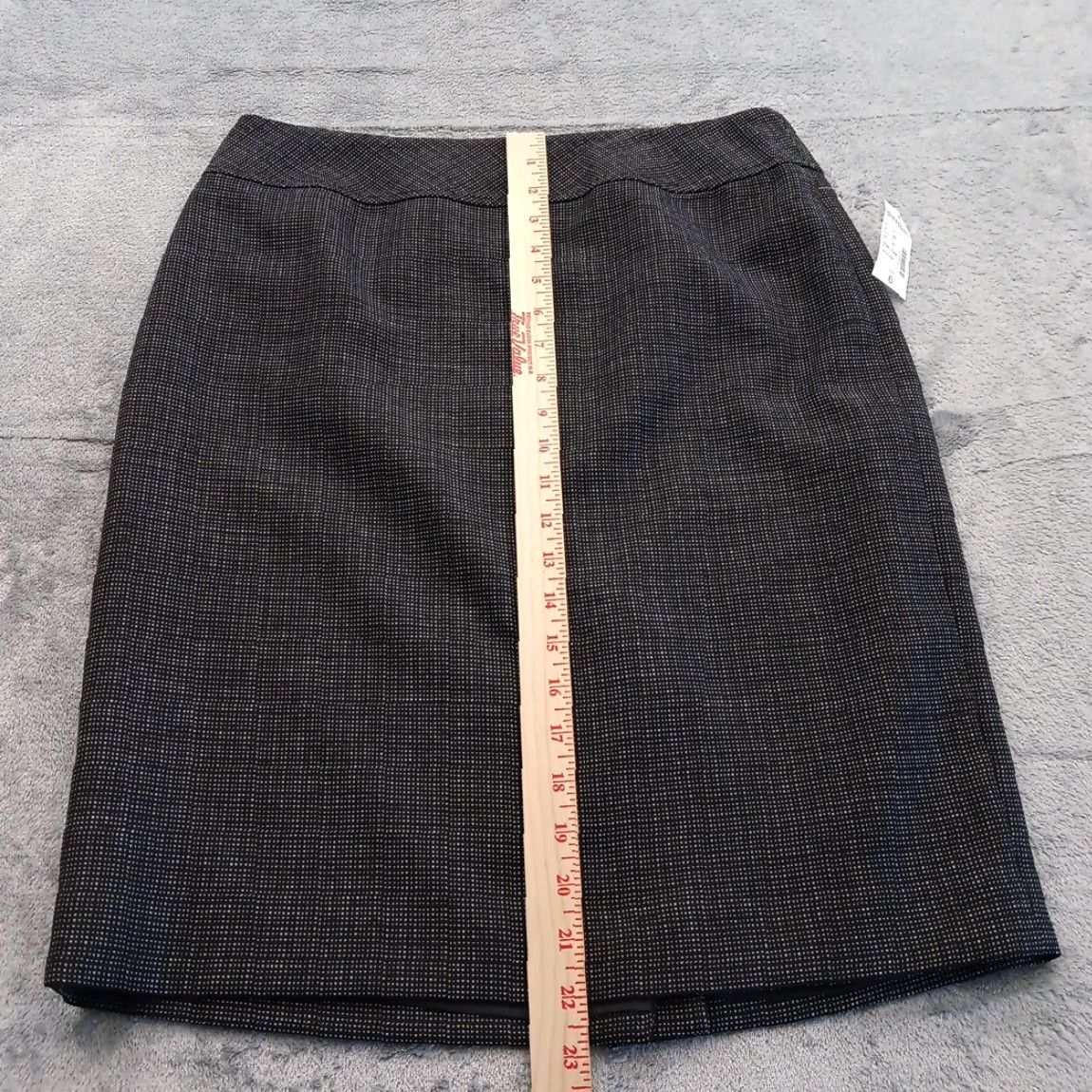 Vintage Jones Studio Black Knee Length Pencil Skirt Size 6 Lined Slit User: Jones Studio Black Knee Length Pencil Skirt Size 6 Lined Slit Size 28" / US 6 / IT 42 - 4 Thumbnail