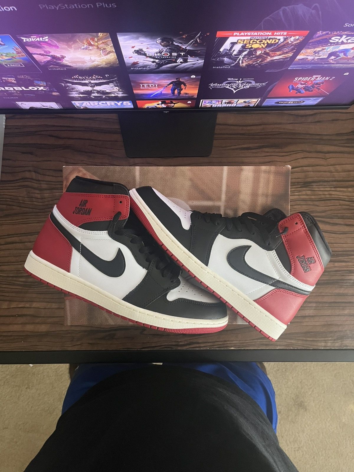 Jordan Brand Jordan 1 Retro High OG Black Toe Size US 11 / EU 44 - 2 Thumbnail