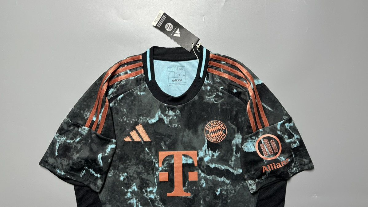Vintage BAYERN ADIDAS 2024/2025 FOOTBALL AWAY JERSEY #19 DAVIES Size US L / EU 52-54 / 3 - 3 Thumbnail