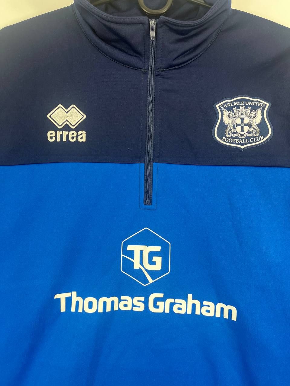 Errea Carlisle United Training Top Errea Thomas Graham Zip Size L Size US L / EU 52-54 / 3 - 2 Thumbnail
