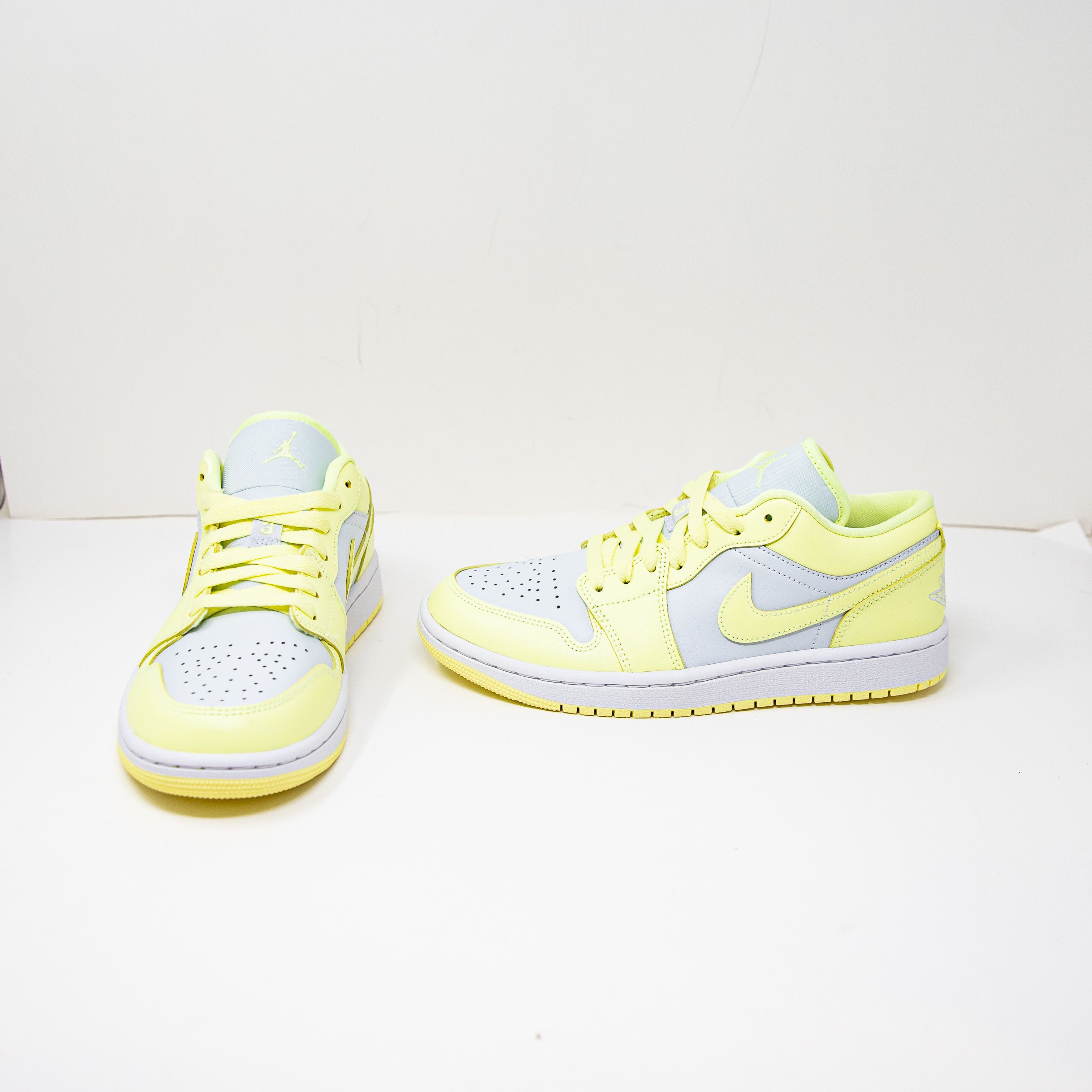 Nike NEW Nike Air Jordan 1 Low DC0774 007 Size US 8 / IT 38 - 1 Thumbnail