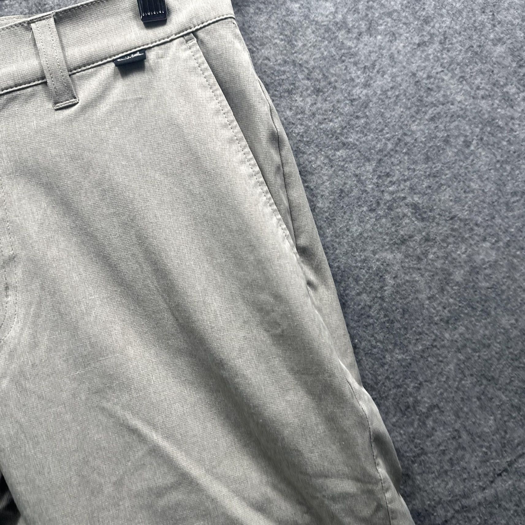 TravisMathew Travis Mathew Shorts Mens 30 Gray Check Chino Golf Stretch Casual 10 Inseam Size US 30 / EU 46 - 6 Thumbnail