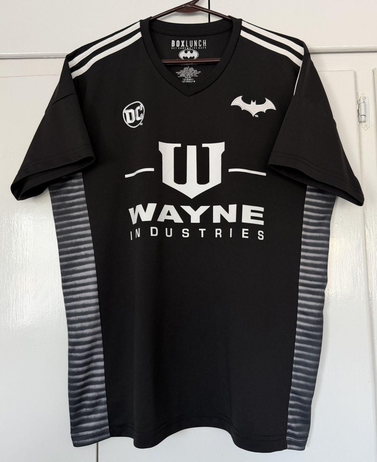 DC Comics BOX LUNCH BATMAN WAYNE INDUSTRIES SOCCER JERSEY DC COMICS L Size US L / EU 52-54 / 3 - 1 Thumbnail