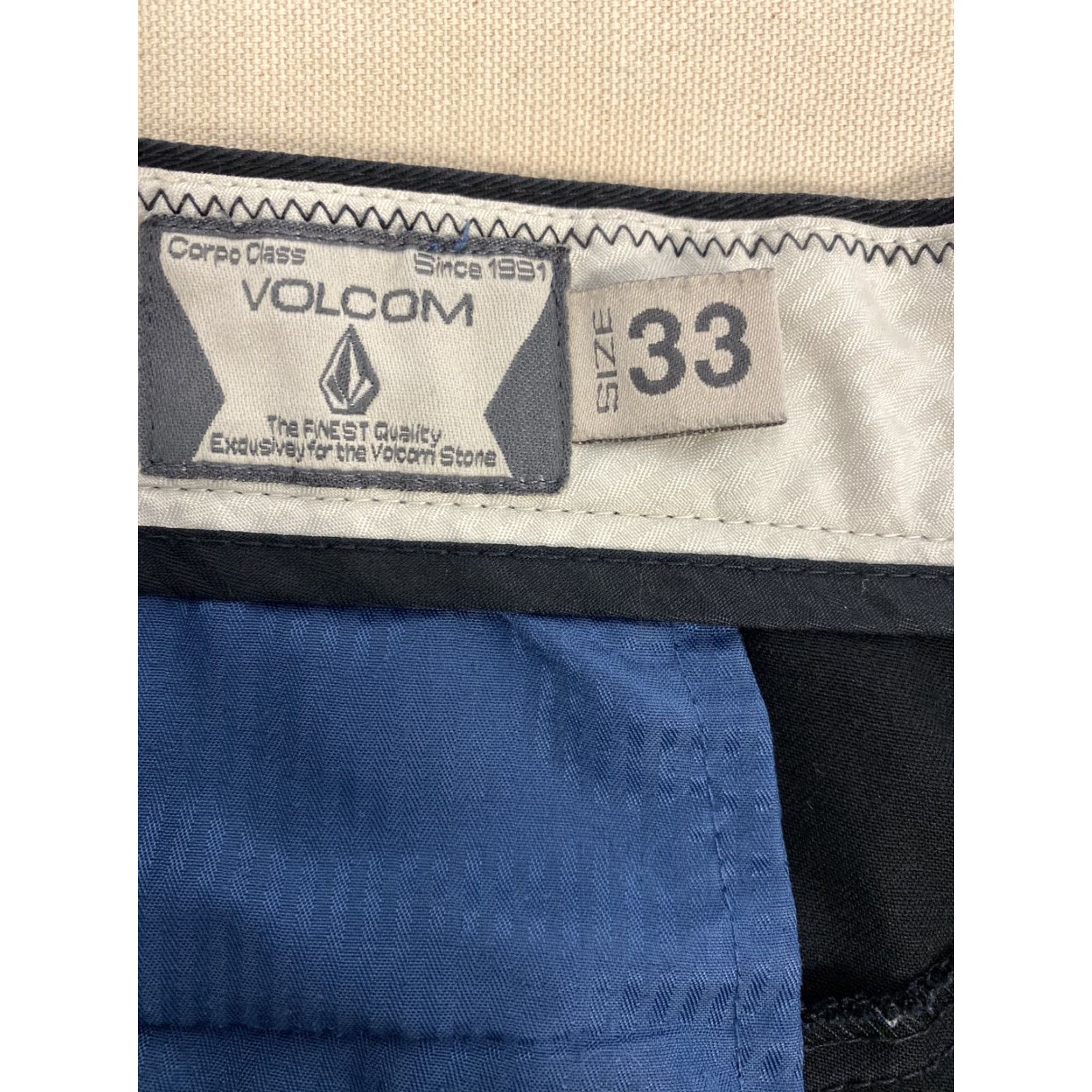 Volcom Volcom Shorts Mens Size 33 Black Flat Front Cotton Blend 96-53 Size US 33 - 8 Thumbnail