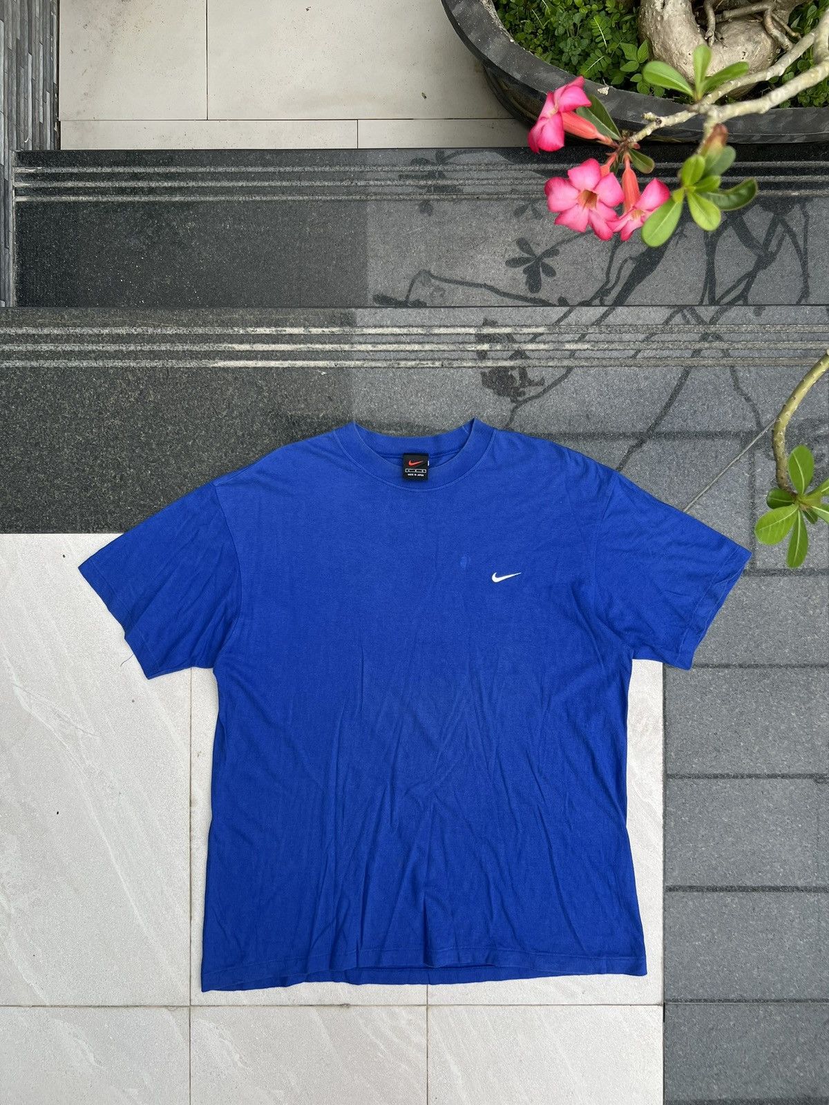 Nike 90s Nike Swoosh Vintage Y2K Blank Tee T-Shirt Made in Japan Size US M / EU 48-50 / 2 - 1 Thumbnail