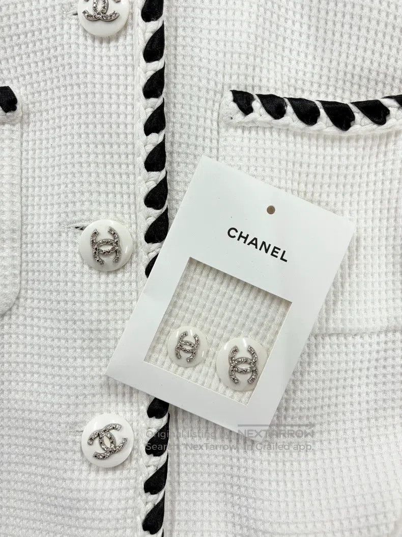 Chanel Chanel 21C popular white and black rolled-edged waffle coa Size XS / US 0-2 / IT 36-38 - 7 Thumbnail