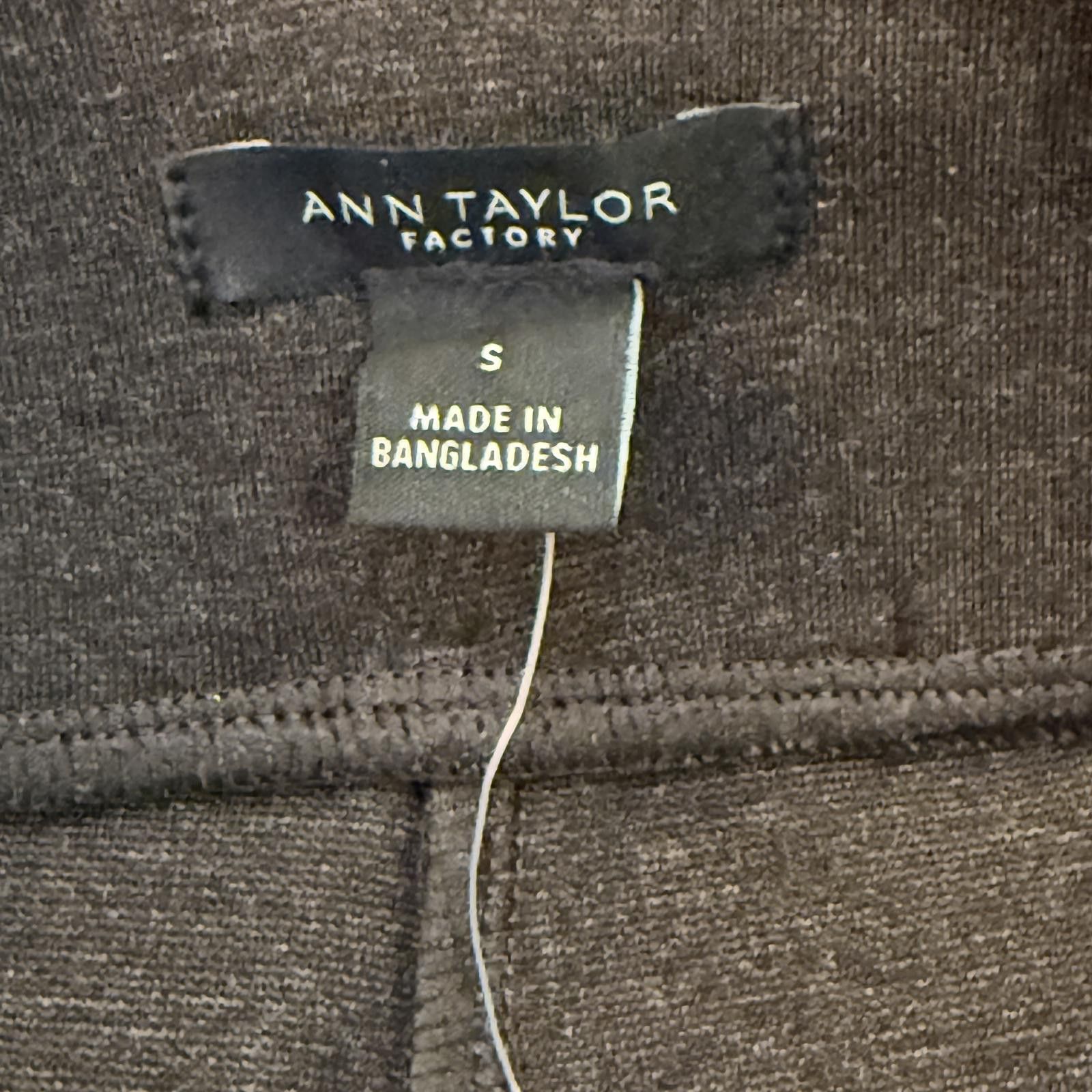 Ann Taylor Ann Taylor Factory pull-on ponte pintuck leggings S NWT Size 28" / US 6 / IT 42 - 3 Thumbnail