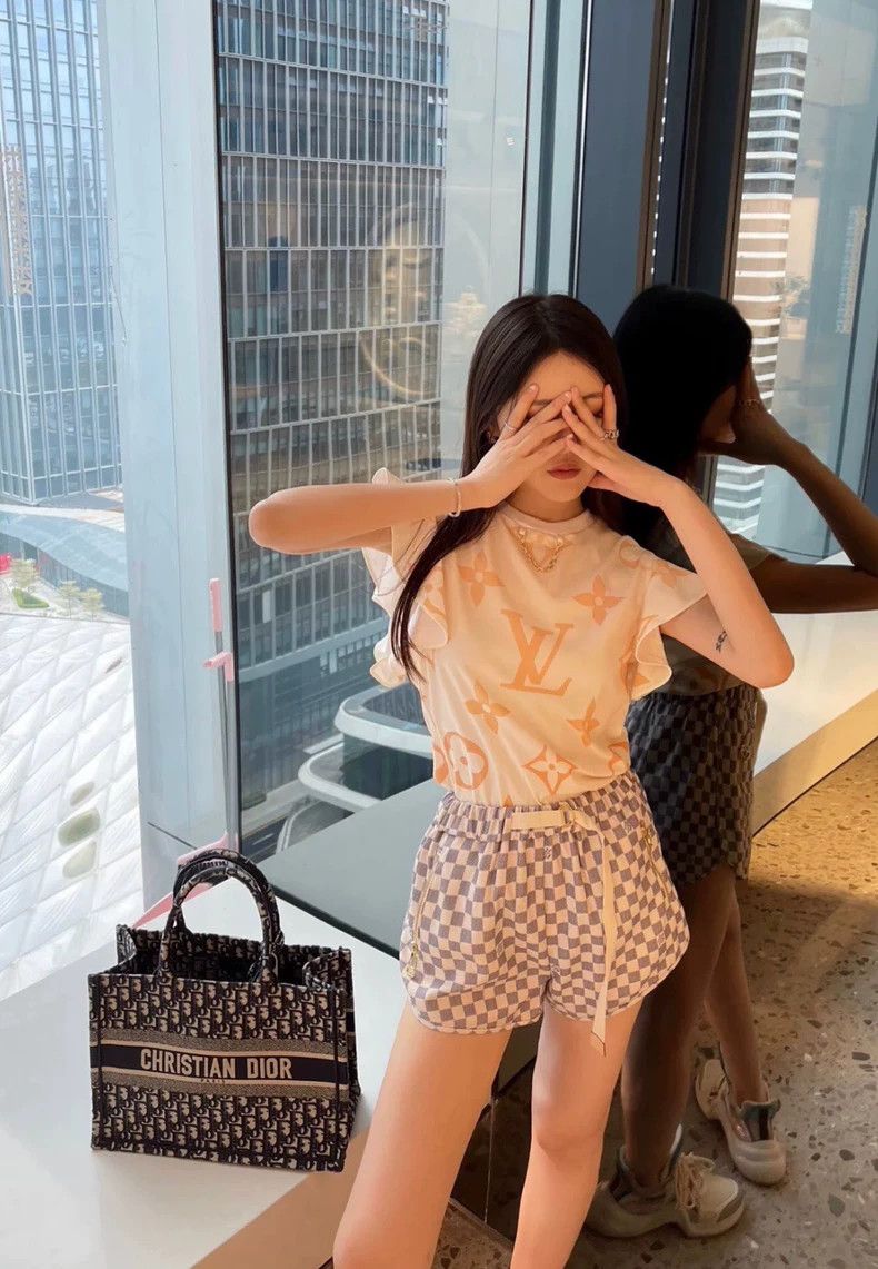 Louis Vuitton Louis Vuitton Ruffle gradient presbyopic short sleeve 2504- Size US S / EU 44-46 / 1 - 8 Thumbnail