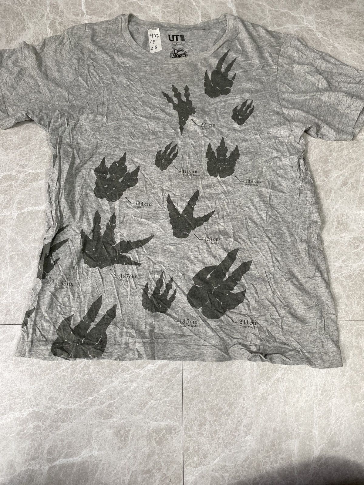 Uniqlo Monster hunter tee size m big logo Size US M / EU 48-50 / 2 - 1 Thumbnail