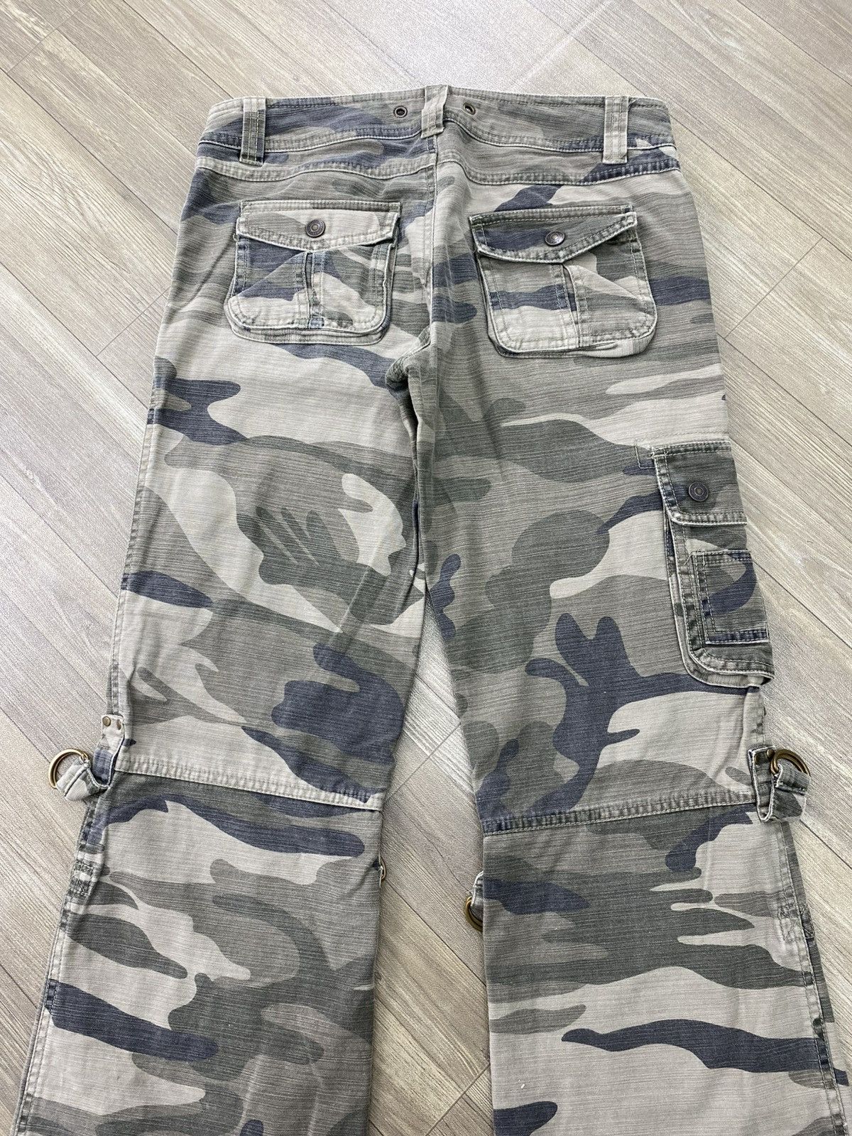 If Six Was Nine 2000s Rote Rose 3D Bondage Multipocket Camo Flared Pants Y2K Size US 28 / EU 44 - 14 Thumbnail
