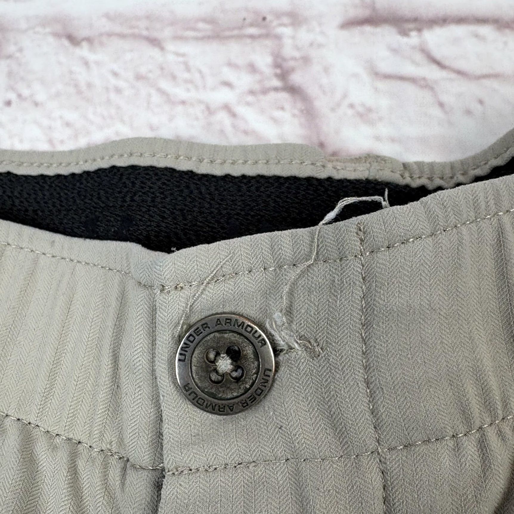 Under Armour Under Armour Mens 36 Beige HeatGear Shorts Golf Activewear Quick Dry Elastic Waist Pockets Size US 36 / EU 52 - 2 Thumbnail