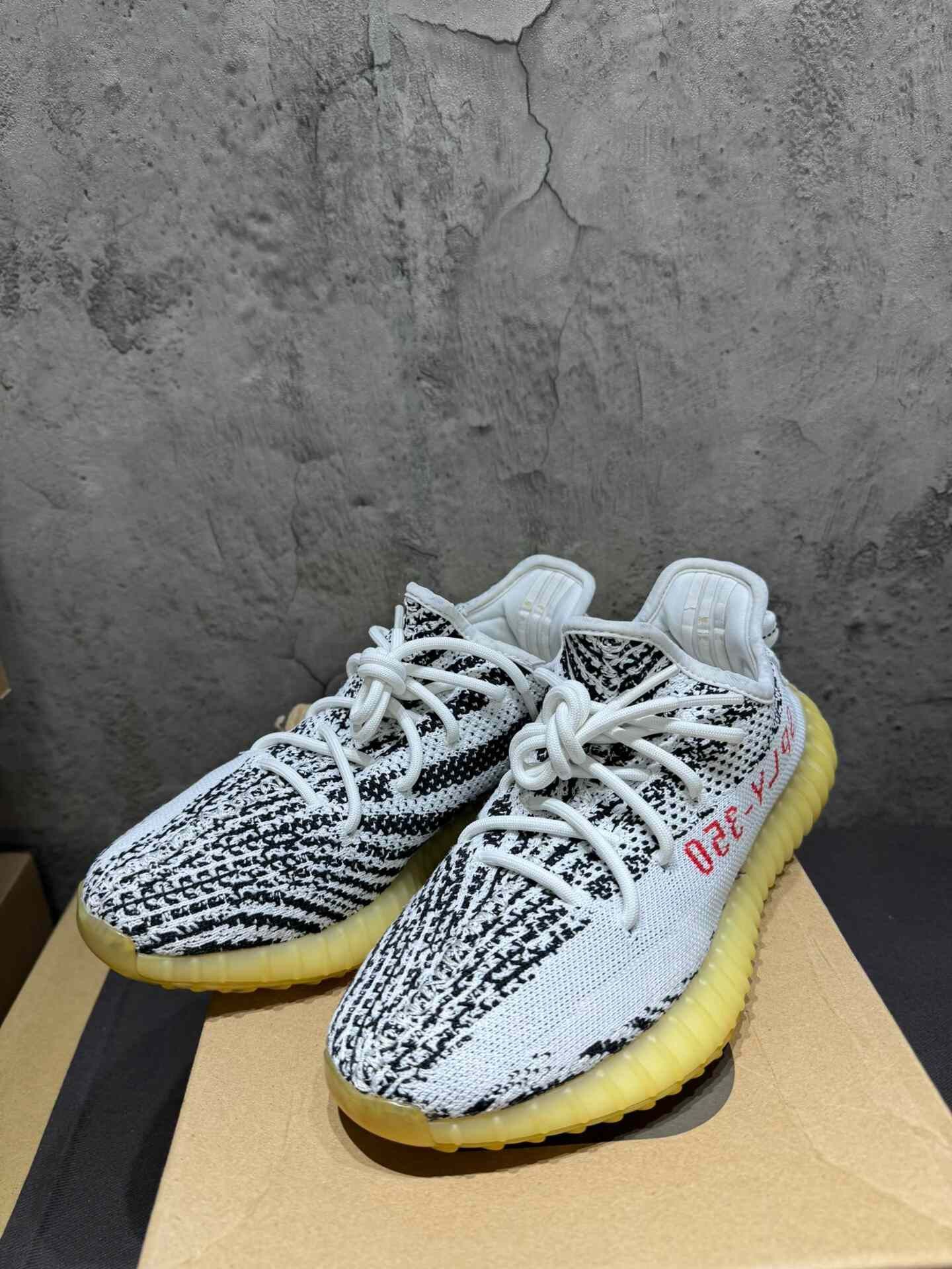 Adidas Adidas YEEZY350 White Lowtop Sneakers 40 Men Size US 7.5 / EU 40-41 - 1 Thumbnail