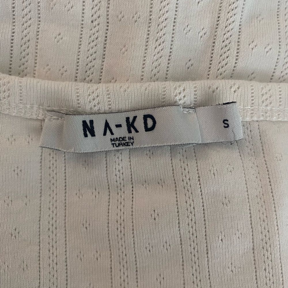 Other NA-KD White Textured Button Front Cropped Top Size S 100% Co Size S / US 4 / IT 40 - 4 Thumbnail