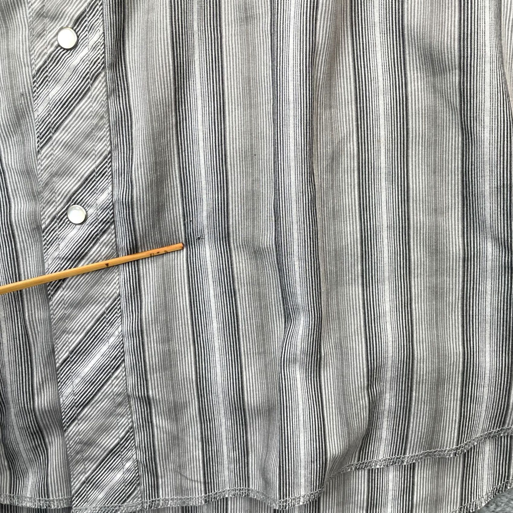 Wrangler VINTAGE Wrangler Shirt Mens L Gray Western Striped Ranchwear Pearl Snap Up Shirt Short Sleeve Collared Vintage Western Theme Mens Size US L / EU 52-54 / 3 - 6 Thumbnail