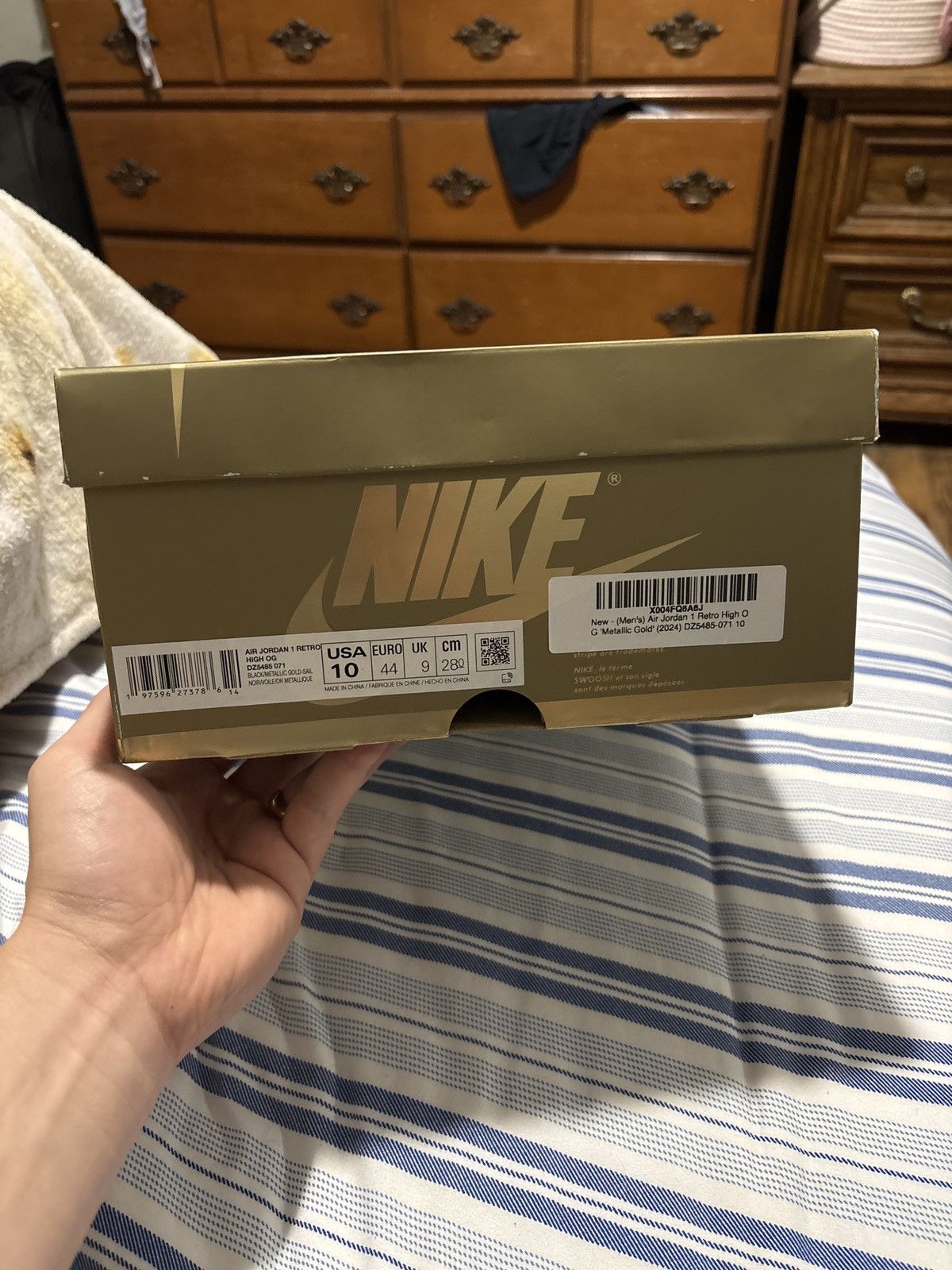 Jordan Brand Air Jordan 1 Retro High OG Metallic Gold Size US 10 / EU 43 - 7 Thumbnail