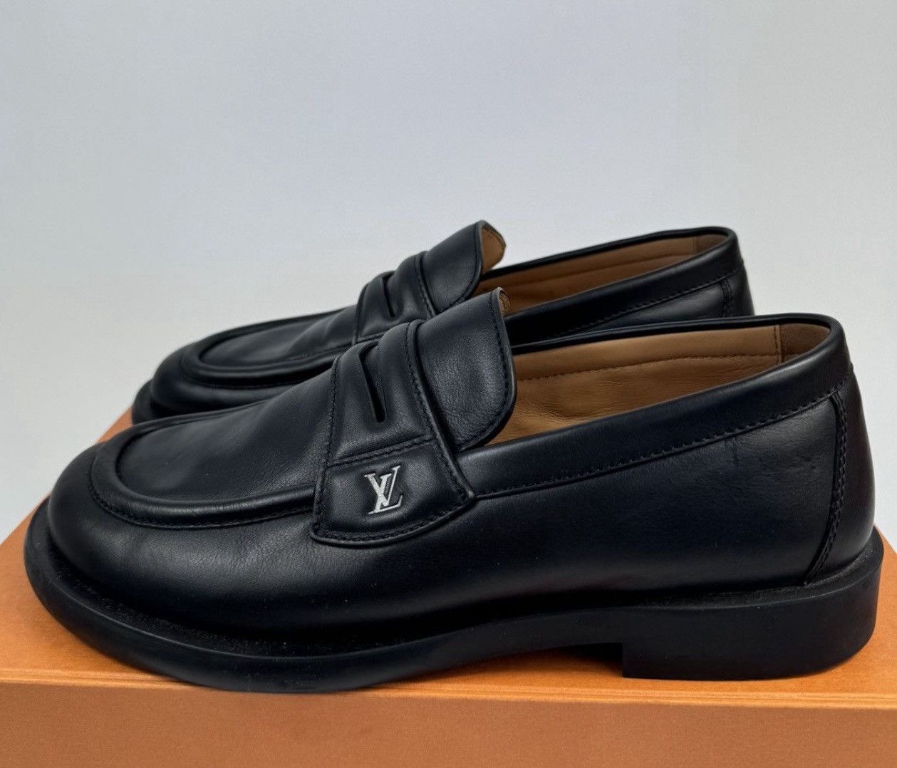 Louis Vuitton LOGO LEATHER LOAFERS Size US 9 / EU 42 - 3 Thumbnail