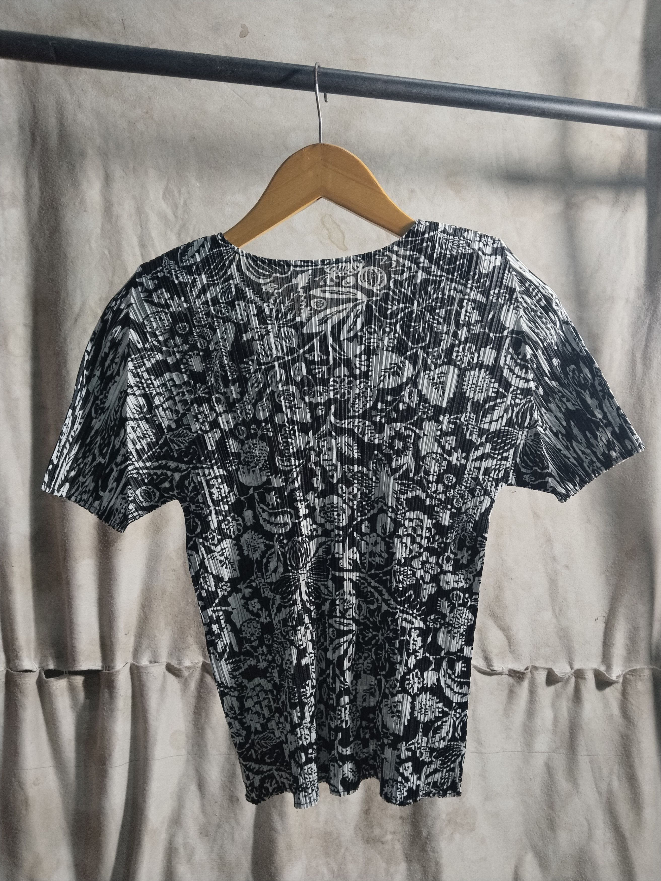 Issey Miyake × Japanese Brand × Pleats Please Issey Miyake ISSEY MIYAKE pleats please floral pleats tshirt Size ONE SIZE - 2 Thumbnail
