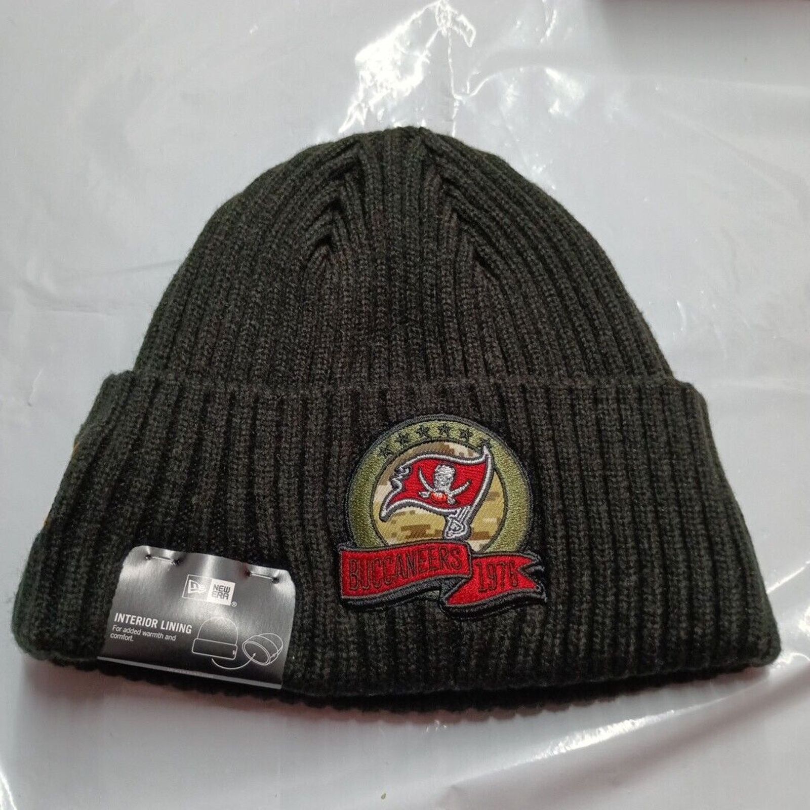 New Era New Era Tampa Bay Buccaneers Salute To Services Beanie Black Size ONE SIZE - 1 Thumbnail