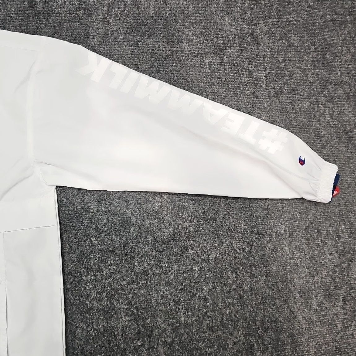 Champion Champion Running Jacket Windbreaker Small White Women’s 2024 Momentum Rabbit Marathon Lightweight Activewear Spring Summer Fall Mens Womens Girls Size S / US 4 / IT 40 - 2 Thumbnail