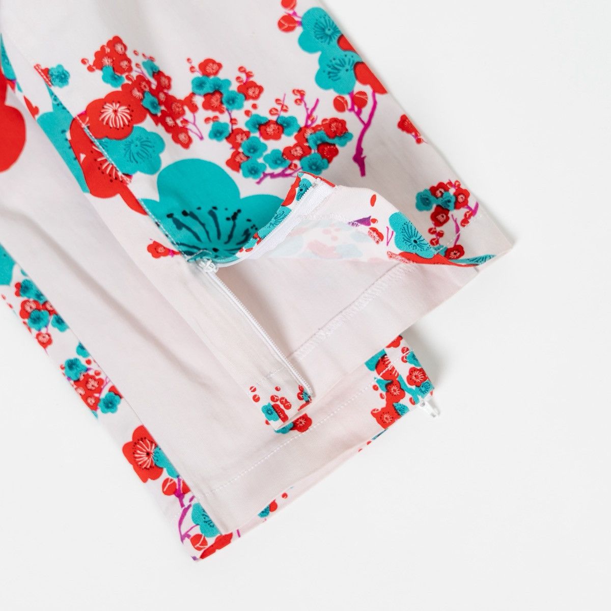 Kenzo Kenzo Womens Floral Pants White Red Green Cropped Straight Size 27" / US 4 / IT 40 - 5 Thumbnail