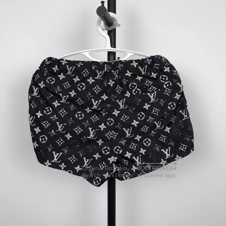 Louis Vuitton Louis Vuitton Black and white full print shorts Size US 34 / EU 50 - 2 Thumbnail