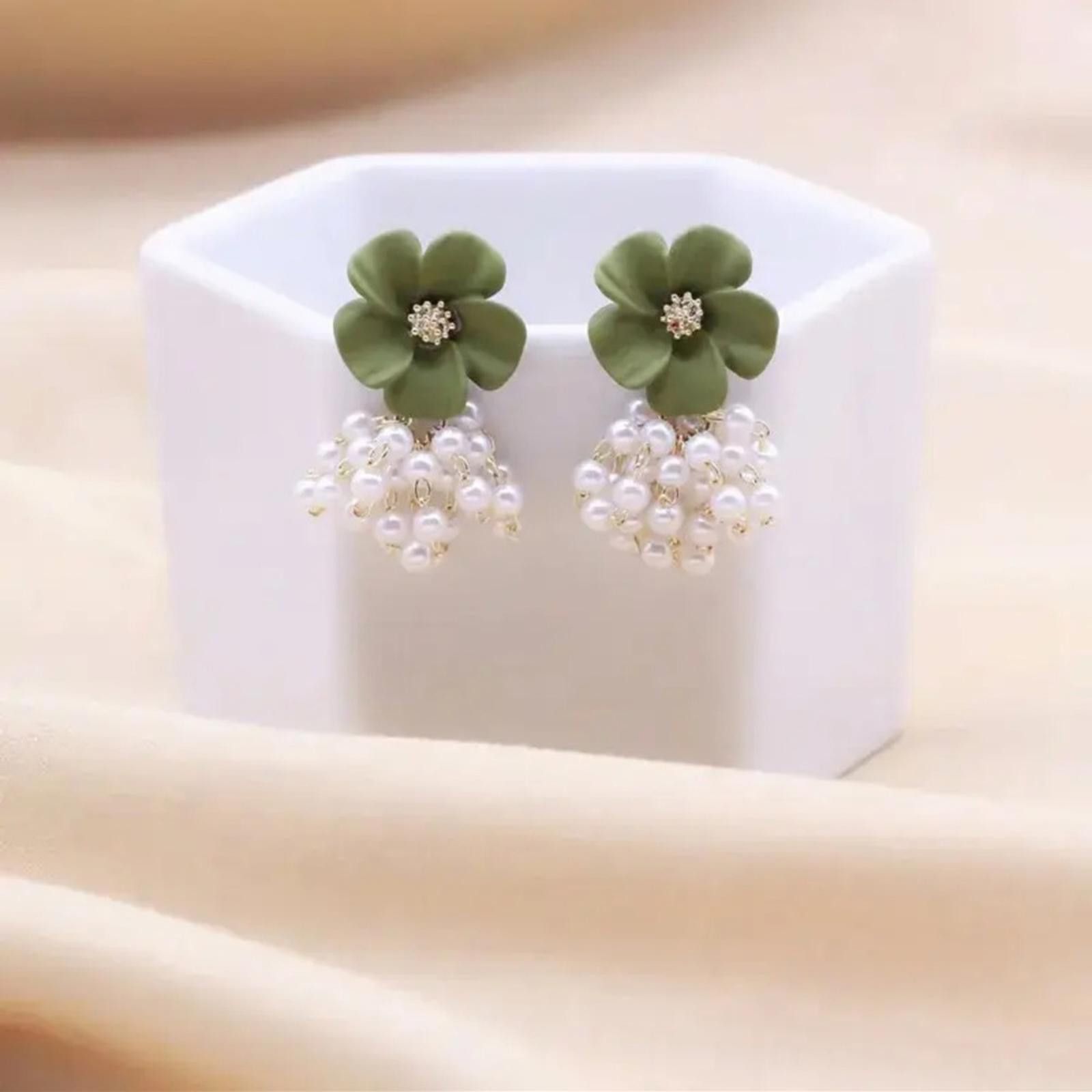 Designer Delicate Green Flower and Pearl Earrings Size ONE SIZE - 2 Thumbnail