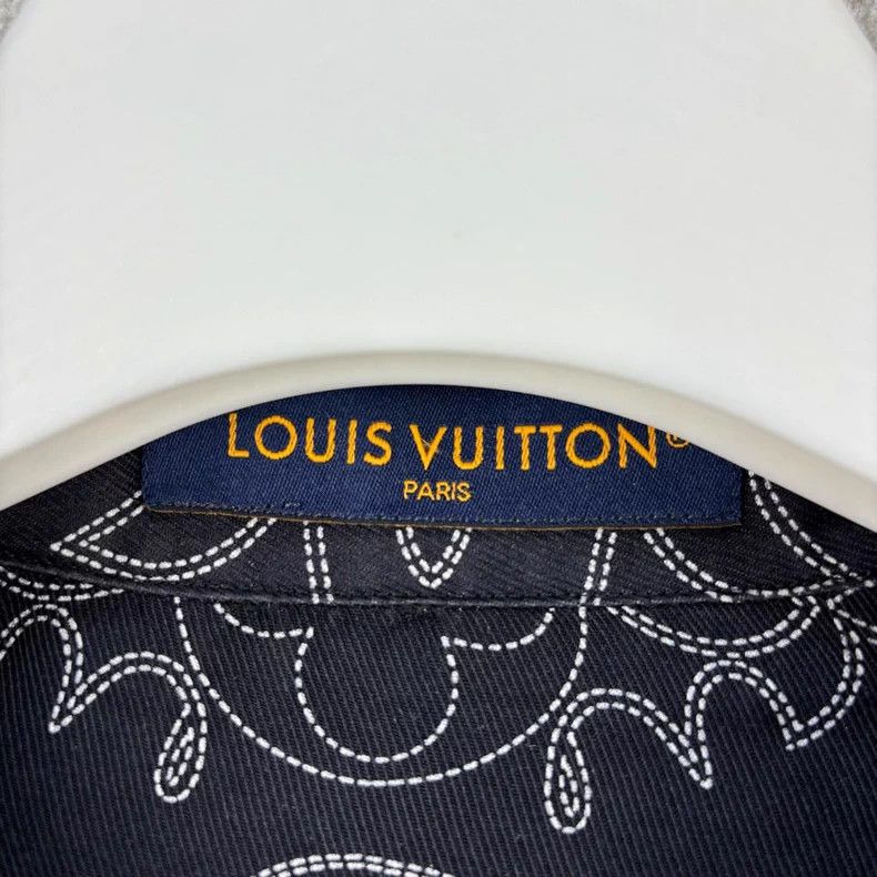 Louis Vuitton Louis Vuitton Three-flower vines embroidered embroidered f Size US M / EU 48-50 / 2 - 4 Thumbnail