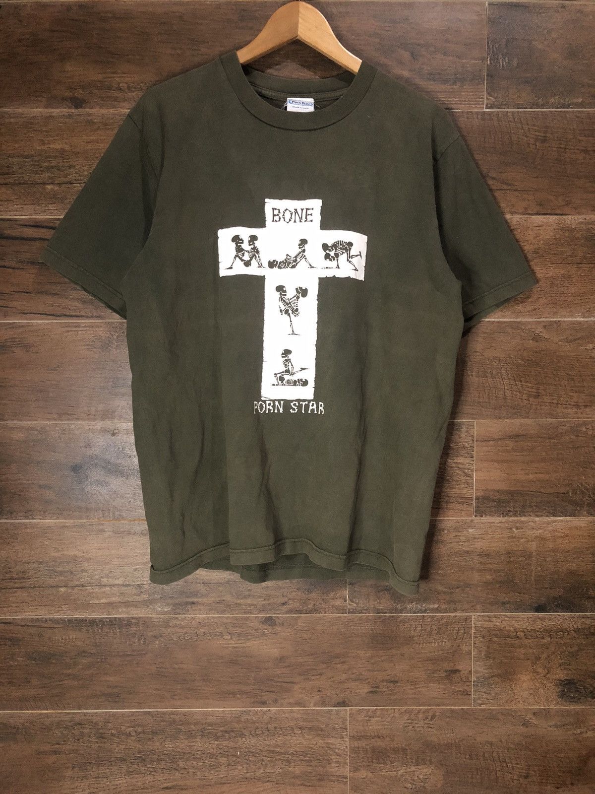Hook-Ups × Sex Skateboards × Vintage Rare Vintage Porn Star Skateboard 90s Bone Crosses Shirt Size US L / EU 52-54 / 3 - 3 Thumbnail