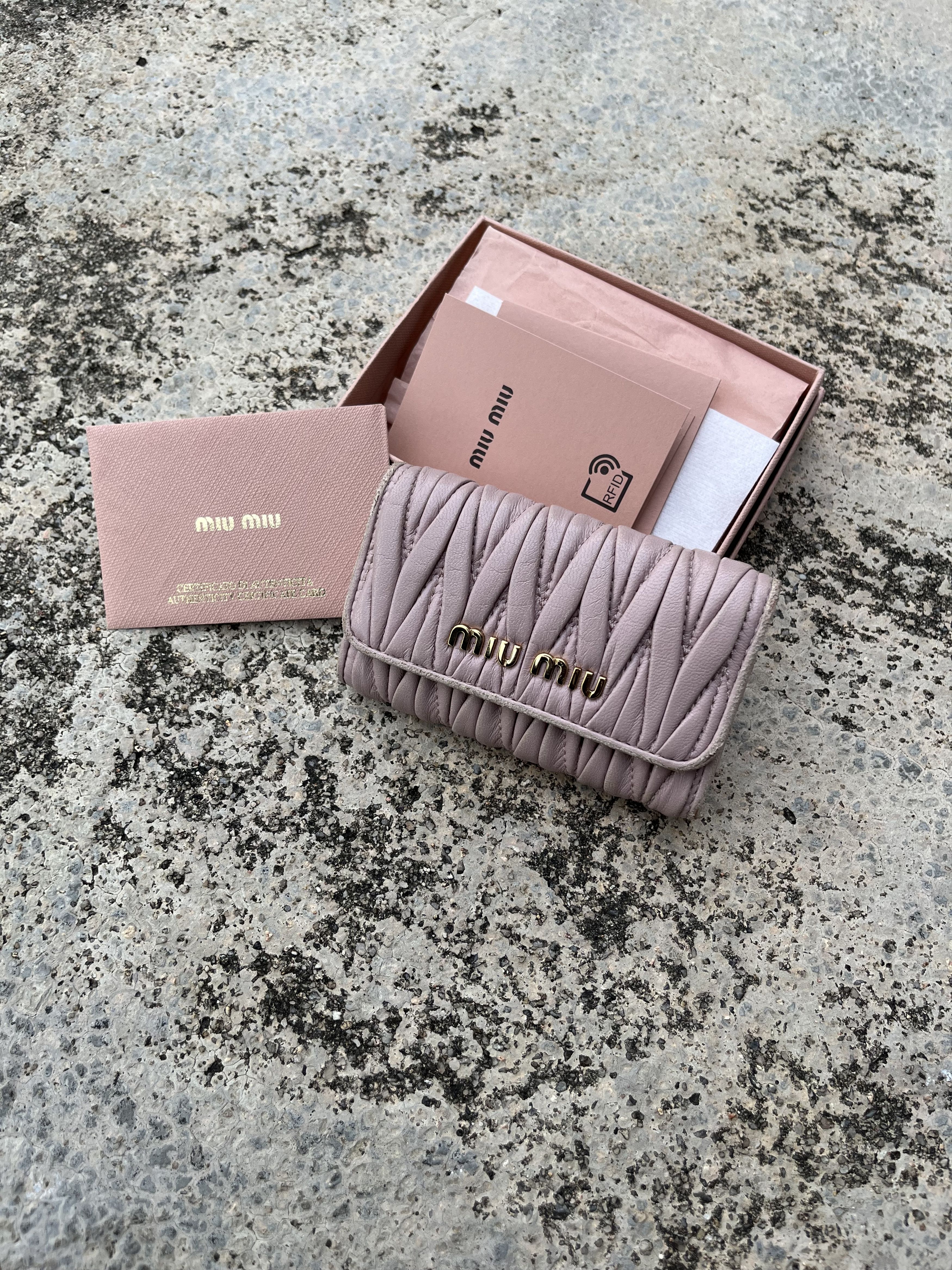Miu Miu Logo floral pattern 6-key case small items Key Case