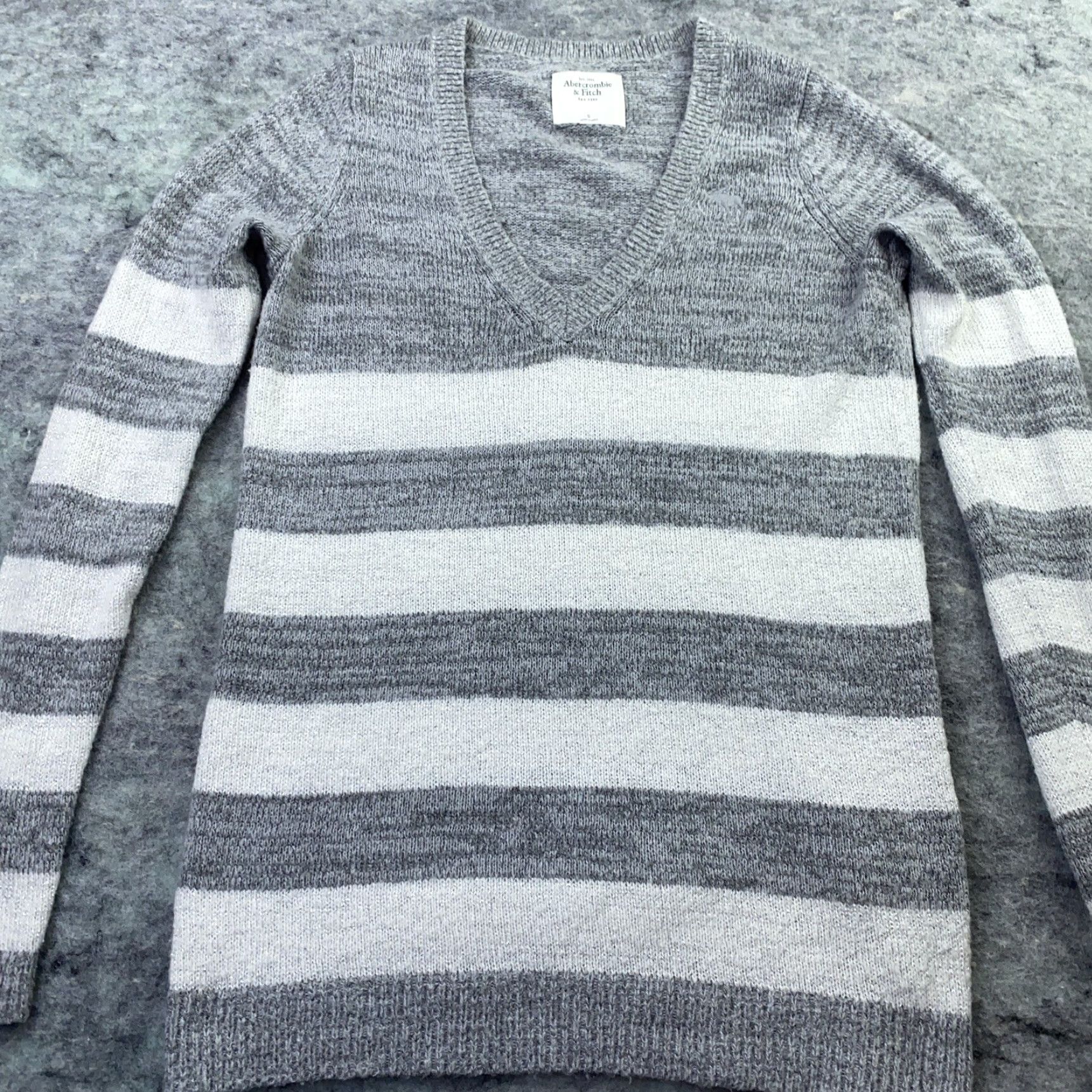 Abercrombie & Fitch Abercrombie & Fitch Womens Sweater Top Small Gray Striped V-Neck Shirt Top Shirt Top Size S / US 4 / IT 40 - 2 Thumbnail