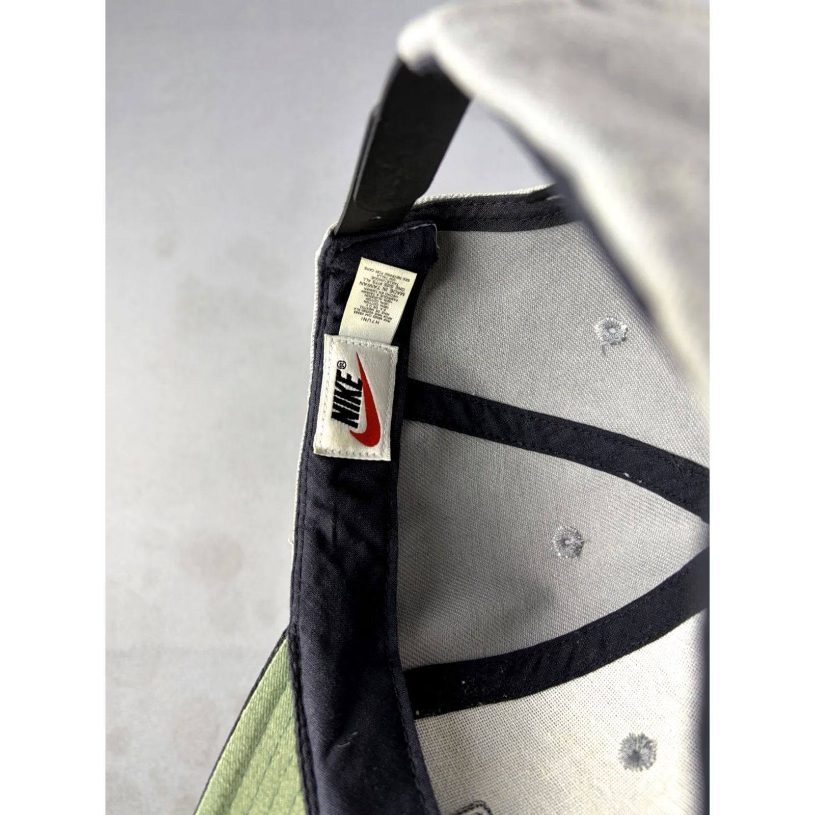 Nike VINTAGE Nike Hat SnapBack Cap Gray Black Embroidered Swoosh 90s Men One Size Gray Mens Size ONE SIZE - 7 Thumbnail