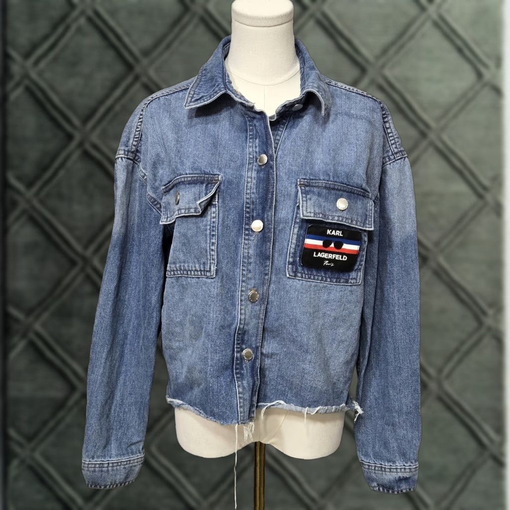 Karl Lagerfeld Karl Lagerfeld Jacket Womens Medium Blue Denim Raw Hem Logo Patch Paris Trucker Size M / US 6-8 / IT 42-44 - 1 Thumbnail