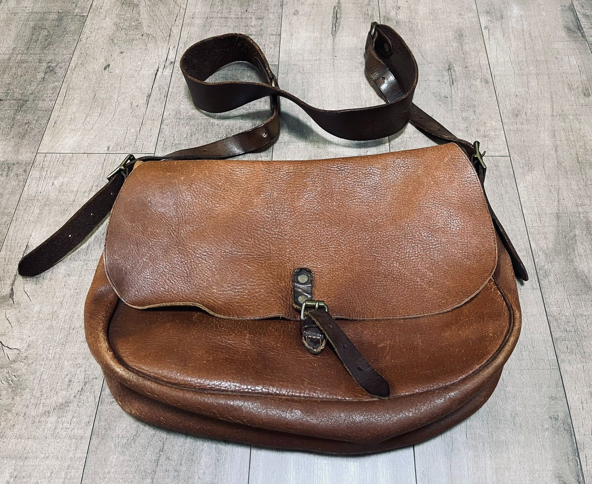 RRL Ralph Lauren RRL Classic Crackle Leather Messenger Bag Size ONE SIZE - 1 Thumbnail