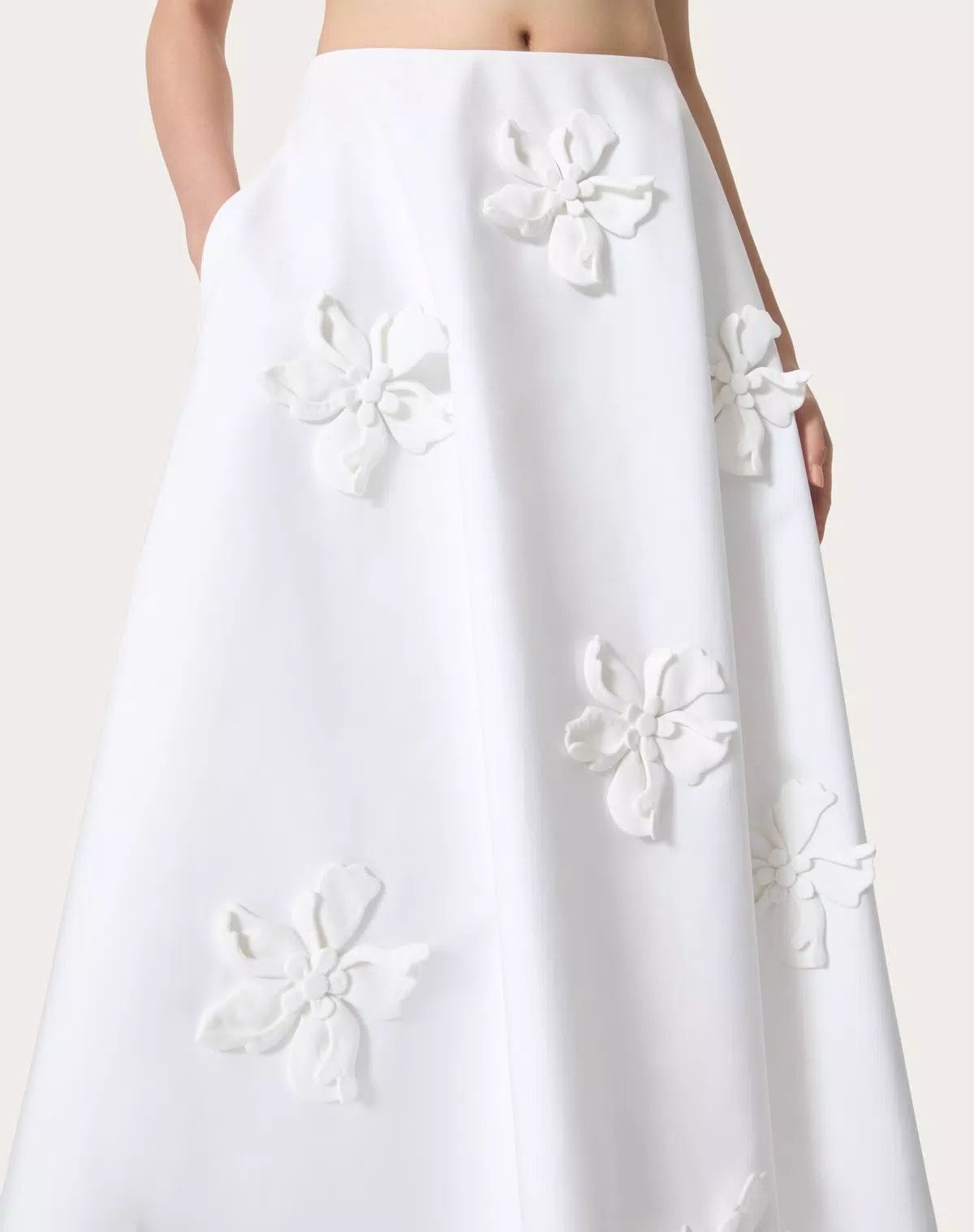 Valentino o1s1wg110525 Embroidered Compact Midi Skirt in White Size 30" / US 8 / IT 44 - 7 Thumbnail